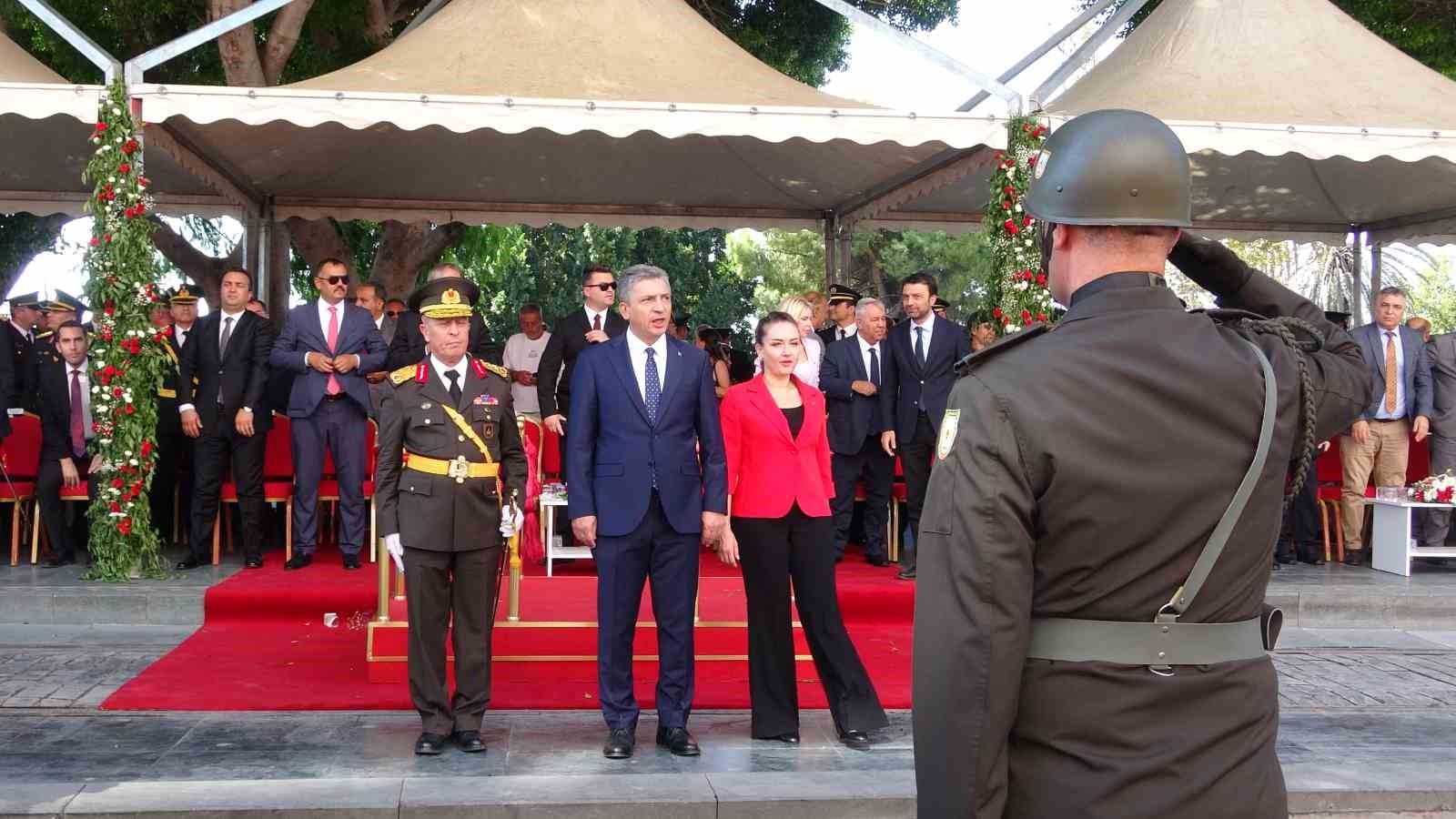 ANTALYA'DA 30 AĞUSTOS ZAFER BAYRAMI'NIN 104. YILI CUMHURİYET MEYDANI'NDA DÜZENLENEN ÇELENK SUNUMU VE GEÇİT TÖRENİYLE KUTLANDI.