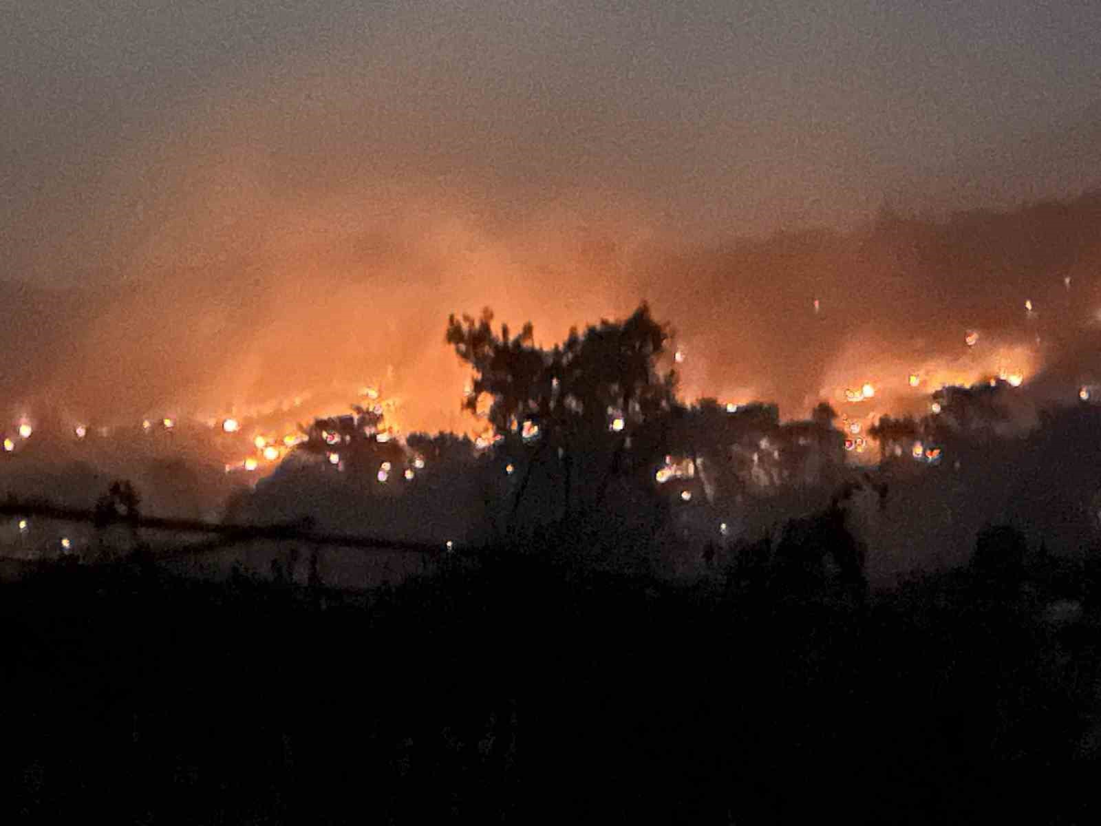 MUĞLA'NIN SEYDİKEMER İLÇESİNDE BAŞLAYARAK ŞİDDETLİ RÜZGARIN ETKİSİYLE KAŞ'A SIÇRAYAN YANGIN BÜYÜK ÖLÇÜDE KONTROL ALTINA ALINIRKEN, YANGININ ARDINDAN ZARAR GÖREN EV, AHIR, SERA VE BAHÇELERDE HASARIN BOYUTU ORTAYA ÇIKMAYA BAŞLADI. YANGINDA EVİ YANAN RAMAZAN SARI, "DÖRT EVLAT BÜYÜTTÜM. O AĞAÇLARA EVLATLARIMDAN FAZLA ÖNEM VERMİŞTİM" DEDİ.
