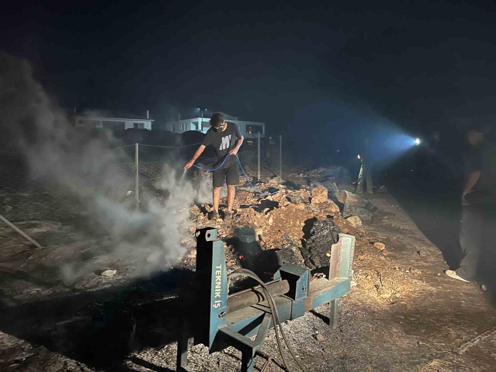 MUĞLA'NIN SEYDİKEMER İLÇESİNDE BAŞLAYARAK ŞİDDETLİ RÜZGARIN ETKİSİYLE KAŞ'A SIÇRAYAN YANGIN BÜYÜK ÖLÇÜDE KONTROL ALTINA ALINIRKEN, YANGININ ARDINDAN ZARAR GÖREN EV, AHIR, SERA VE BAHÇELERDE HASARIN BOYUTU ORTAYA ÇIKMAYA BAŞLADI. YANGINDA EVİ YANAN RAMAZAN SARI, "DÖRT EVLAT BÜYÜTTÜM. O AĞAÇLARA EVLATLARIMDAN FAZLA ÖNEM VERMİŞTİM" DEDİ.