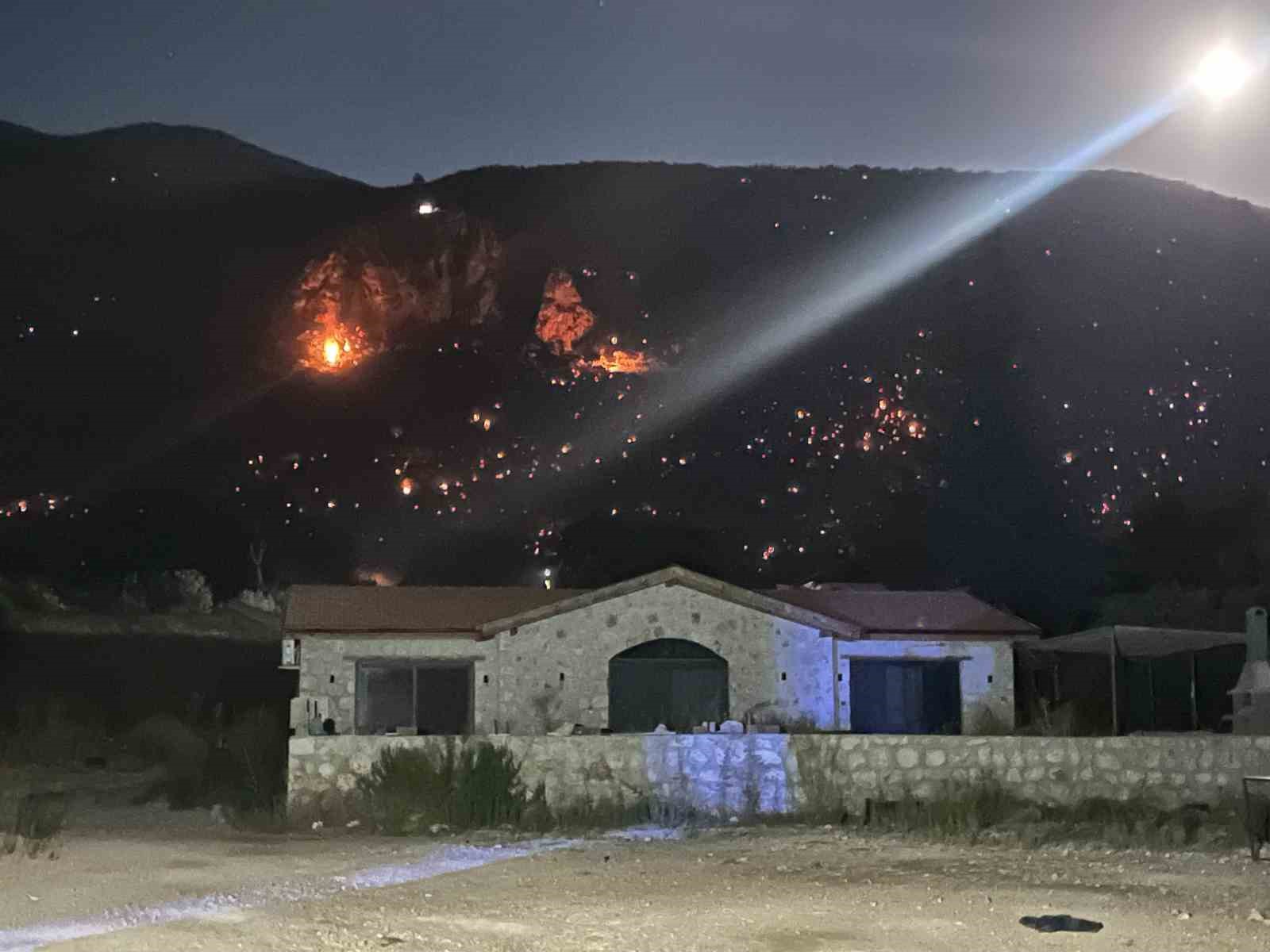 MUĞLA'NIN SEYDİKEMER İLÇESİNDE BAŞLAYARAK ŞİDDETLİ RÜZGARIN ETKİSİYLE KAŞ'A SIÇRAYAN YANGIN BÜYÜK ÖLÇÜDE KONTROL ALTINA ALINIRKEN, YANGININ ARDINDAN ZARAR GÖREN EV, AHIR, SERA VE BAHÇELERDE HASARIN BOYUTU ORTAYA ÇIKMAYA BAŞLADI. YANGINDA EVİ YANAN RAMAZAN SARI, "DÖRT EVLAT BÜYÜTTÜM. O AĞAÇLARA EVLATLARIMDAN FAZLA ÖNEM VERMİŞTİM" DEDİ.