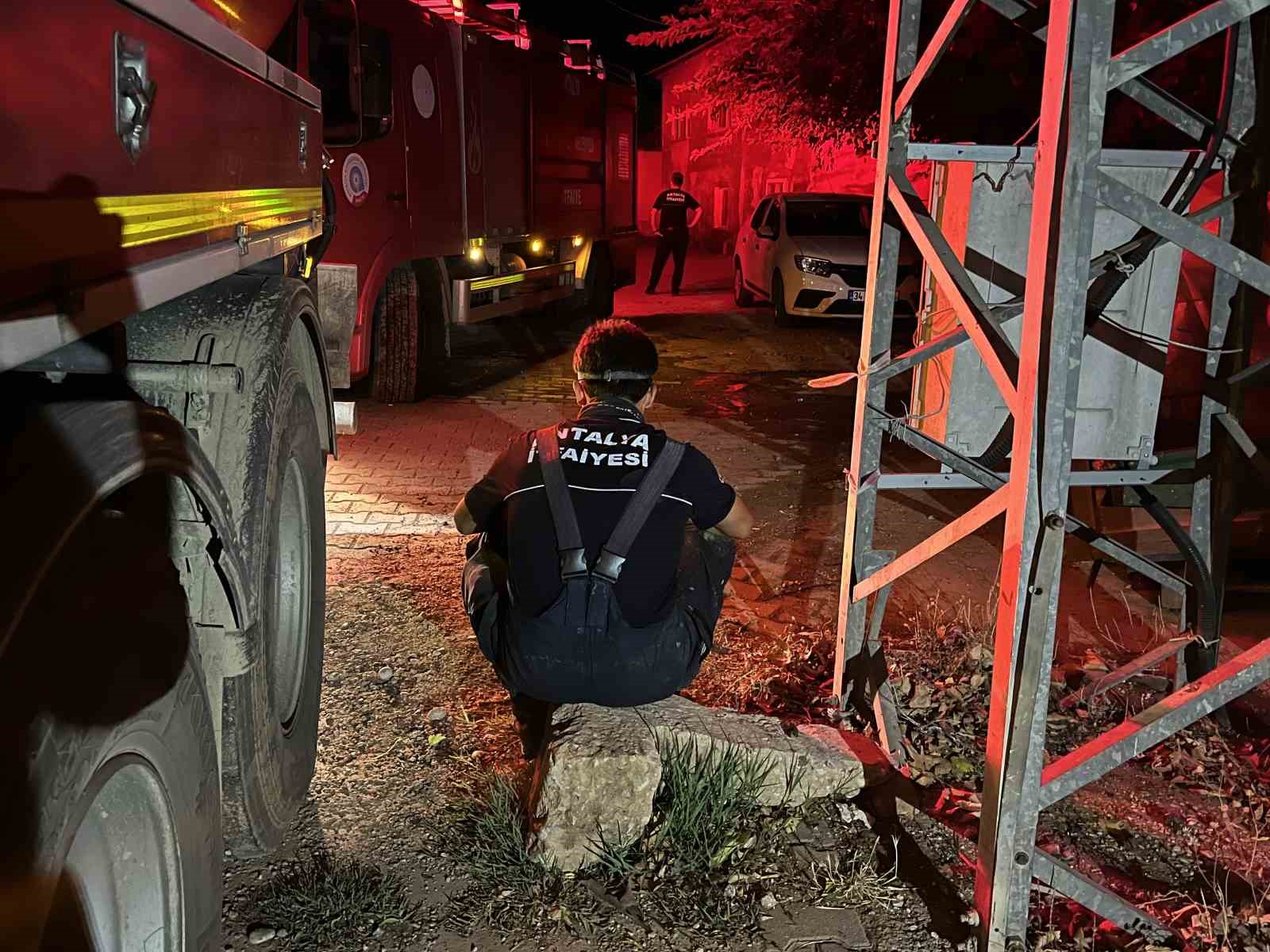 MUĞLA'NIN SEYDİKEMER İLÇESİNDE BAŞLAYARAK ŞİDDETLİ RÜZGARIN ETKİSİYLE KAŞ'A SIÇRAYAN YANGIN BÜYÜK ÖLÇÜDE KONTROL ALTINA ALINIRKEN, YANGININ ARDINDAN ZARAR GÖREN EV, AHIR, SERA VE BAHÇELERDE HASARIN BOYUTU ORTAYA ÇIKMAYA BAŞLADI. YANGINDA EVİ YANAN RAMAZAN SARI, "DÖRT EVLAT BÜYÜTTÜM. O AĞAÇLARA EVLATLARIMDAN FAZLA ÖNEM VERMİŞTİM" DEDİ.