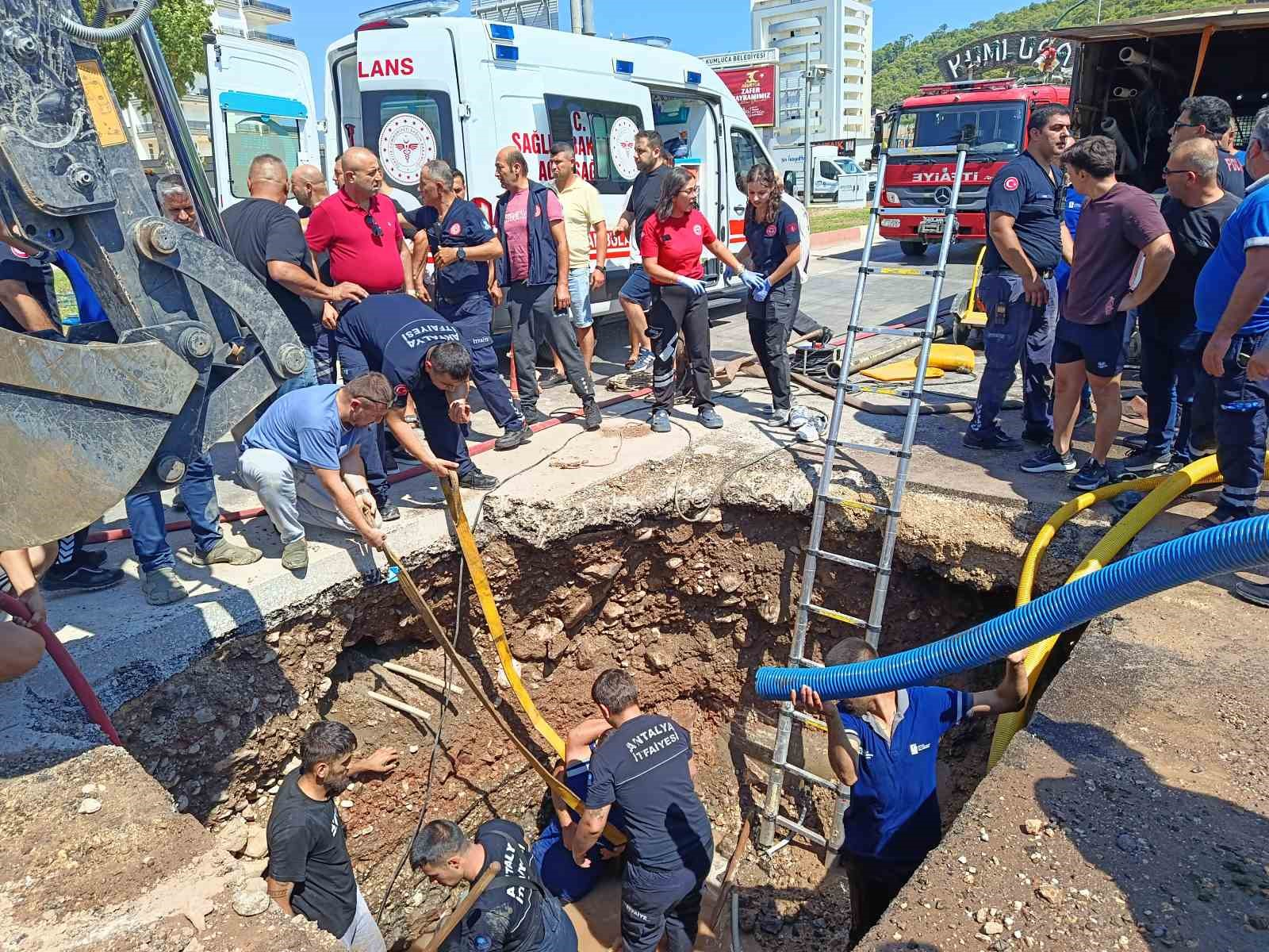 ANTALYA’NIN KUMLUCA İLÇESİNDE SU ARAZI ÇALIŞMASI YAPILDIĞI SIRADA ÇUKUR ALANDA MEYDANA GELEN GÖÇÜKTE BİR İŞÇİ MAHSUR KALDI. ÇUKURA DOLAN SUYU EKİPLER BOŞALTMAK İÇİN UĞRAŞIRKEN, BELİNDEN AŞAĞISI GÖÇÜK ALTINDA KALAN İŞÇİ 1,5 SAATLİK ÇALIŞMAYLA KURTARILDI.