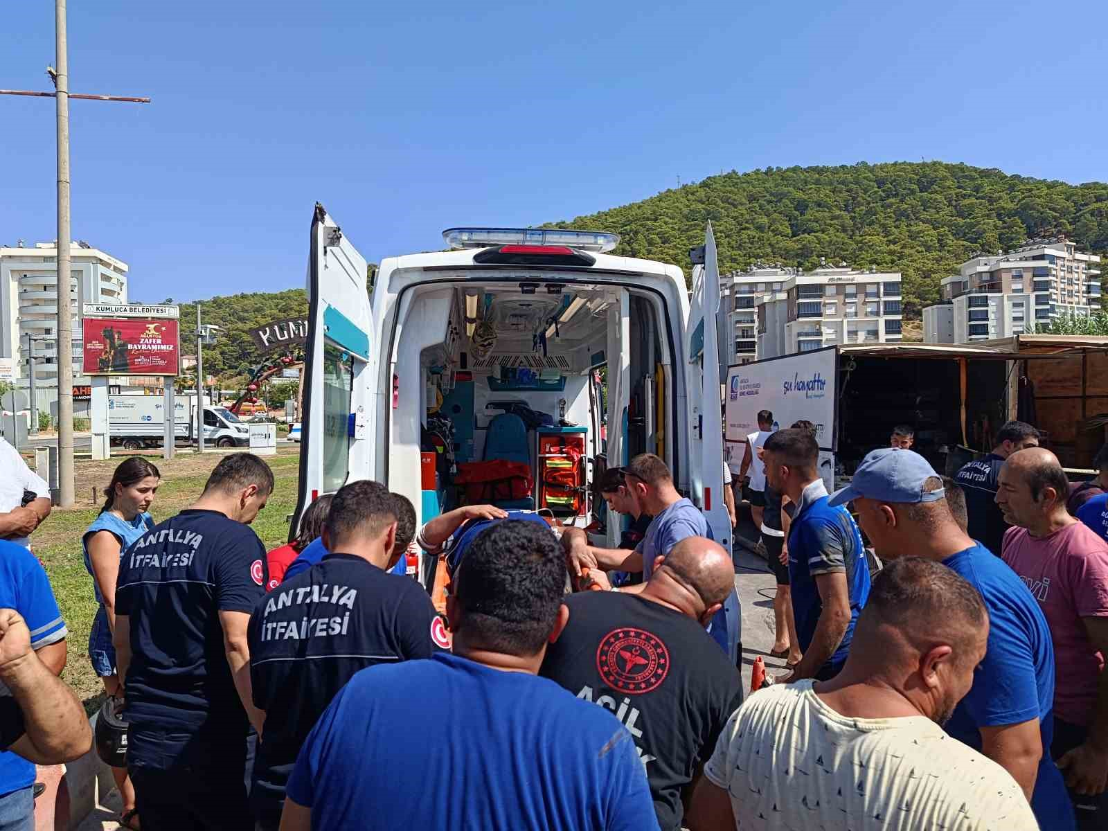 ANTALYA’NIN KUMLUCA İLÇESİNDE SU ARAZI ÇALIŞMASI YAPILDIĞI SIRADA ÇUKUR ALANDA MEYDANA GELEN GÖÇÜKTE BİR İŞÇİ MAHSUR KALDI. ÇUKURA DOLAN SUYU EKİPLER BOŞALTMAK İÇİN UĞRAŞIRKEN, BELİNDEN AŞAĞISI GÖÇÜK ALTINDA KALAN İŞÇİ 1,5 SAATLİK ÇALIŞMAYLA KURTARILDI.