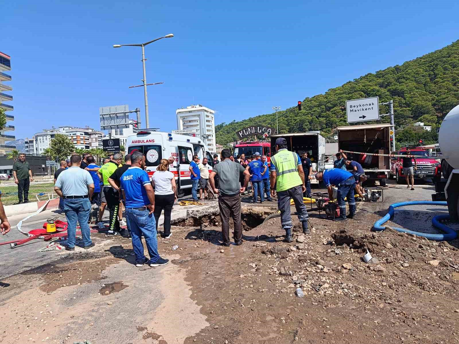 ANTALYA’NIN KUMLUCA İLÇESİNDE SU ARAZI ÇALIŞMASI YAPILDIĞI SIRADA ÇUKUR ALANDA MEYDANA GELEN GÖÇÜKTE BİR İŞÇİ MAHSUR KALDI. ÇUKURA DOLAN SUYU EKİPLER BOŞALTMAK İÇİN UĞRAŞIRKEN, BELİNDEN AŞAĞISI GÖÇÜK ALTINDA KALAN İŞÇİ 1,5 SAATLİK ÇALIŞMAYLA KURTARILDI.
