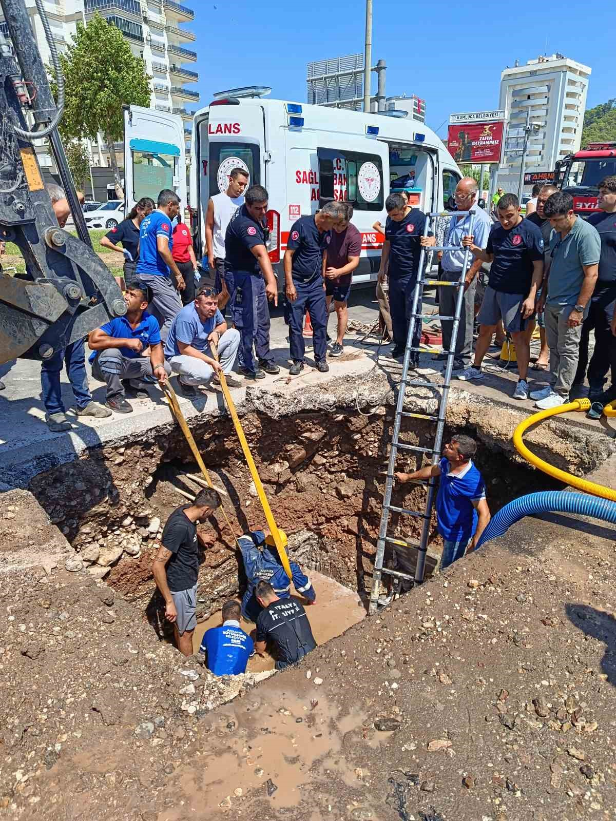 ANTALYA’NIN KUMLUCA İLÇESİNDE SU ARAZI ÇALIŞMASI YAPILDIĞI SIRADA ÇUKUR ALANDA MEYDANA GELEN GÖÇÜKTE BİR İŞÇİ MAHSUR KALDI. ÇUKURA DOLAN SUYU EKİPLER BOŞALTMAK İÇİN UĞRAŞIRKEN, BELİNDEN AŞAĞISI GÖÇÜK ALTINDA KALAN İŞÇİ 1,5 SAATLİK ÇALIŞMAYLA KURTARILDI.