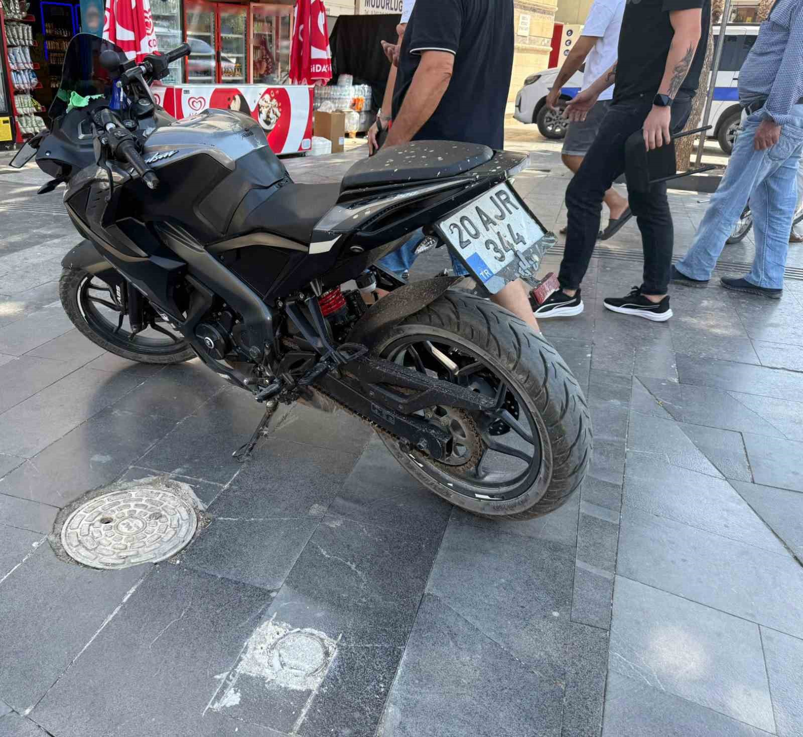 ANTALYA’NIN SERİK İLÇESİNDE HAFİF TİCARİ ARAÇ İLE MOTOSİKLETİN ÇARPIŞMASI SONUCU MEYDANA GELEN KAZADA MOTOSİKLET SÜRÜCÜSÜ YARALANDI.