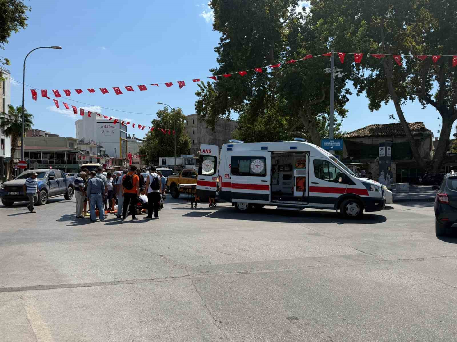 ANTALYA’NIN SERİK İLÇESİNDE HAFİF TİCARİ ARAÇ İLE MOTOSİKLETİN ÇARPIŞMASI SONUCU MEYDANA GELEN KAZADA MOTOSİKLET SÜRÜCÜSÜ YARALANDI.