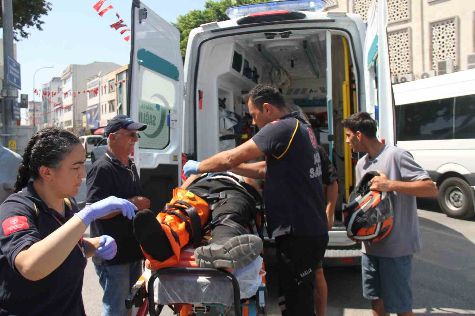 ANTALYA’NIN SERİK İLÇESİNDE HAFİF TİCARİ ARAÇ İLE MOTOSİKLETİN ÇARPIŞMASI SONUCU MEYDANA GELEN KAZADA MOTOSİKLET SÜRÜCÜSÜ YARALANDI.
