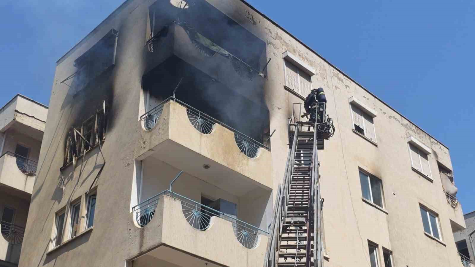 ANTALYA’NIN MURATPAŞA İLÇESİNDE 5 KATLI BİR APARTMANIN DÖRDÜNCÜ KATINDAKİ BOŞ DAİREDE YANGIN ÇIKTI. YANGIN SIRASINDA KORKARAK APARTMANIN 1’İNCİ KATINA SIĞINAN HAMİLE KEDİ İSE İTFAİYE EKİPLERİ TARAFINDAN MERDİVENLE KURTARILDI.