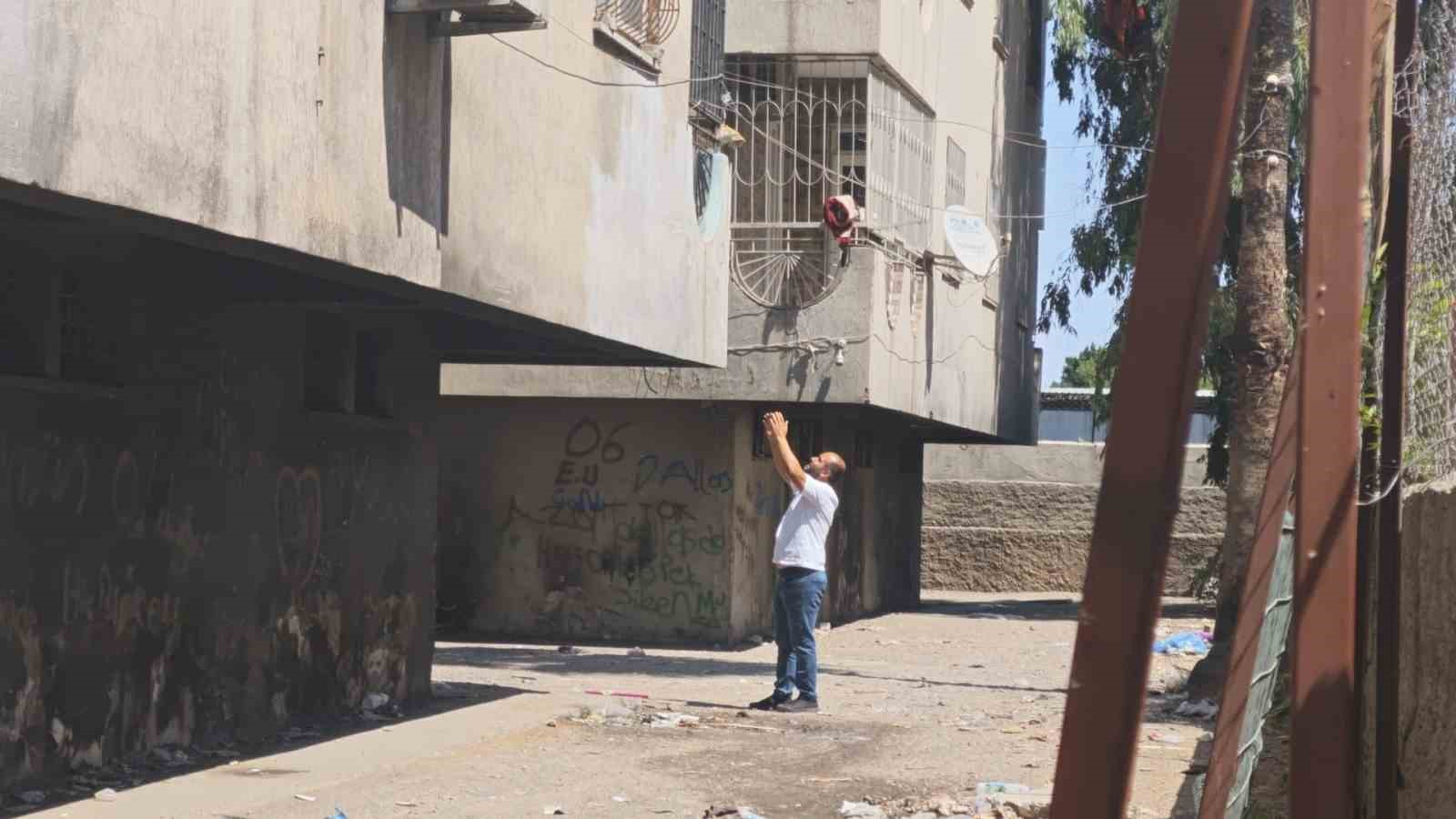 ANTALYA’NIN MURATPAŞA İLÇESİNDE 5 KATLI BİR APARTMANIN DÖRDÜNCÜ KATINDAKİ BOŞ DAİREDE YANGIN ÇIKTI. YANGIN SIRASINDA KORKARAK APARTMANIN 1’İNCİ KATINA SIĞINAN HAMİLE KEDİ İSE İTFAİYE EKİPLERİ TARAFINDAN MERDİVENLE KURTARILDI.