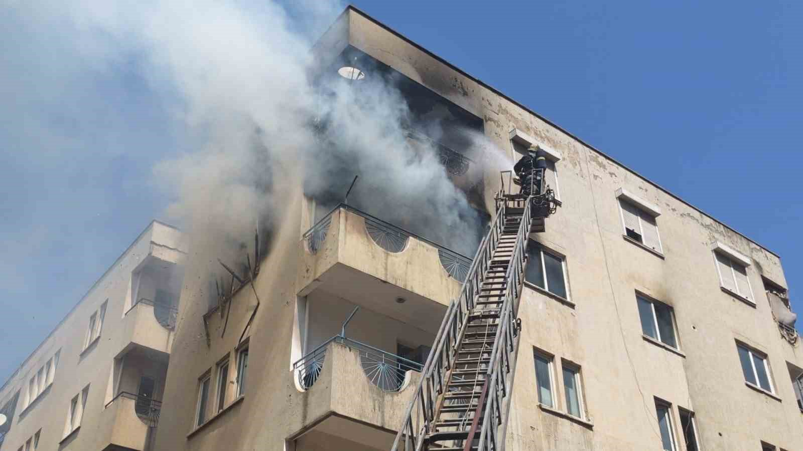 ANTALYA’NIN MURATPAŞA İLÇESİNDE 5 KATLI BİR APARTMANIN DÖRDÜNCÜ KATINDAKİ BOŞ DAİREDE YANGIN ÇIKTI. YANGIN SIRASINDA KORKARAK APARTMANIN 1’İNCİ KATINA SIĞINAN HAMİLE KEDİ İSE İTFAİYE EKİPLERİ TARAFINDAN MERDİVENLE KURTARILDI.
