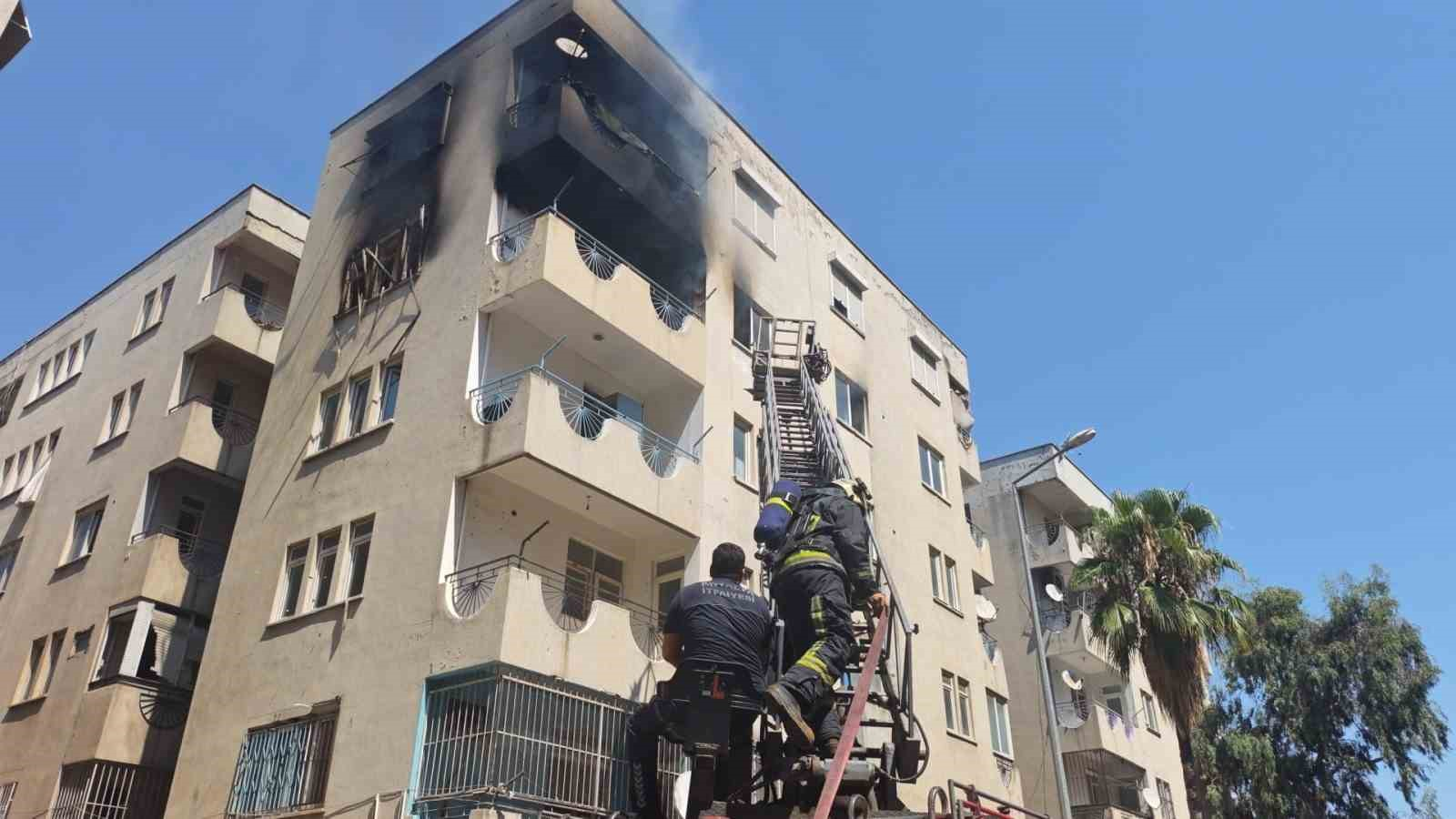 ANTALYA’NIN MURATPAŞA İLÇESİNDE 5 KATLI BİR APARTMANIN DÖRDÜNCÜ KATINDAKİ BOŞ DAİREDE YANGIN ÇIKTI. YANGIN SIRASINDA KORKARAK APARTMANIN 1’İNCİ KATINA SIĞINAN HAMİLE KEDİ İSE İTFAİYE EKİPLERİ TARAFINDAN MERDİVENLE KURTARILDI.