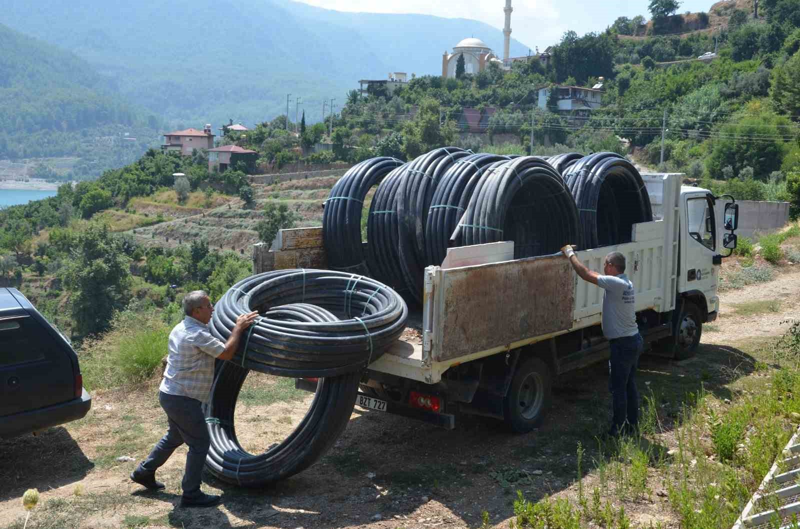 ANTALYA BÜYÜKŞEHİR BELEDİYESİ, TARIMSAL ÜRETİMİ DESTEKLEYEN PROJELERİYLE ÜRETİCİLERİN YANINDA OLMAYA DEVAM EDİYOR. BU KAPSAMDA SON OLARAK ALANYA, SERİK, ELMALI, GÜNDOĞMUŞ VE KONYAALTI İLÇELERİNDEKİ KIRSAL MAHALLERE TOPLAM 12 BİN 300 METRE SULAMA BORUSU DESTEĞİ SAĞLANDI.
