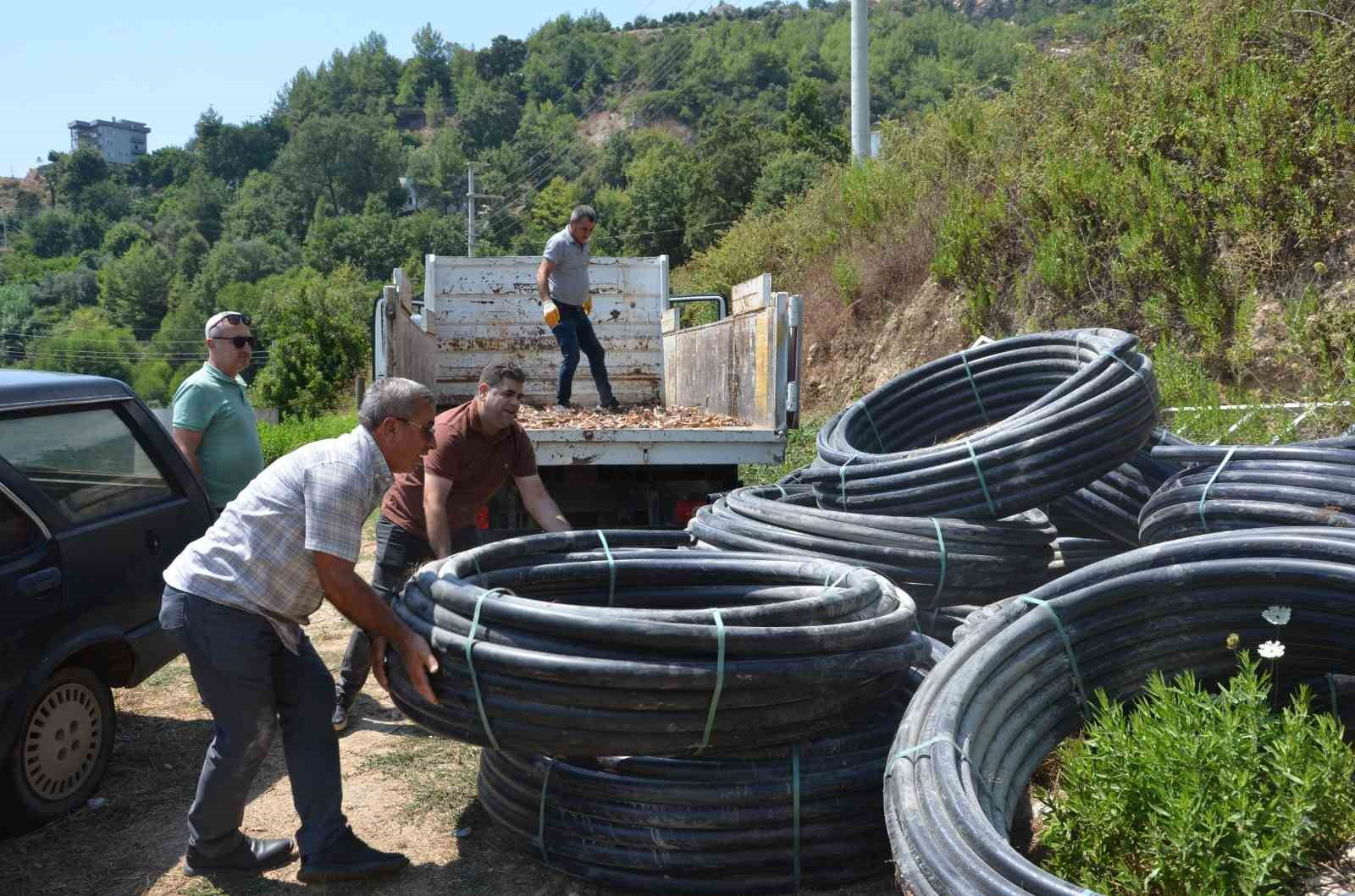 ANTALYA BÜYÜKŞEHİR BELEDİYESİ, TARIMSAL ÜRETİMİ DESTEKLEYEN PROJELERİYLE ÜRETİCİLERİN YANINDA OLMAYA DEVAM EDİYOR. BU KAPSAMDA SON OLARAK ALANYA, SERİK, ELMALI, GÜNDOĞMUŞ VE KONYAALTI İLÇELERİNDEKİ KIRSAL MAHALLERE TOPLAM 12 BİN 300 METRE SULAMA BORUSU DESTEĞİ SAĞLANDI.