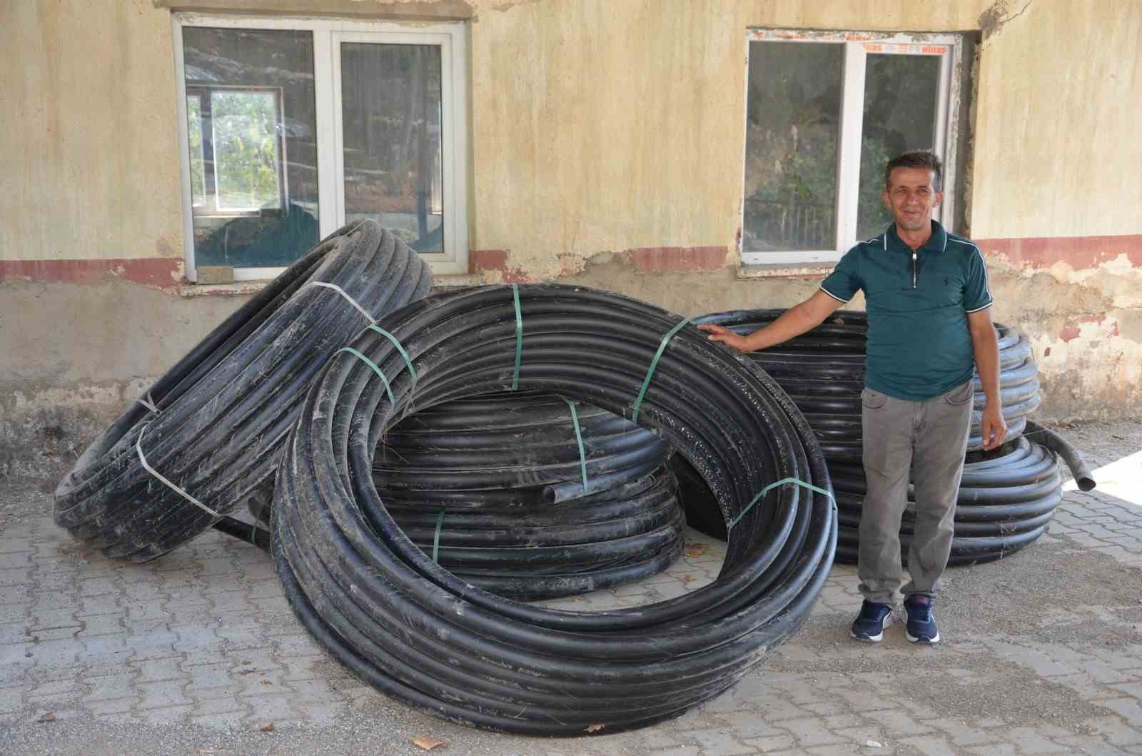 ANTALYA BÜYÜKŞEHİR BELEDİYESİ, TARIMSAL ÜRETİMİ DESTEKLEYEN PROJELERİYLE ÜRETİCİLERİN YANINDA OLMAYA DEVAM EDİYOR. BU KAPSAMDA SON OLARAK ALANYA, SERİK, ELMALI, GÜNDOĞMUŞ VE KONYAALTI İLÇELERİNDEKİ KIRSAL MAHALLERE TOPLAM 12 BİN 300 METRE SULAMA BORUSU DESTEĞİ SAĞLANDI.