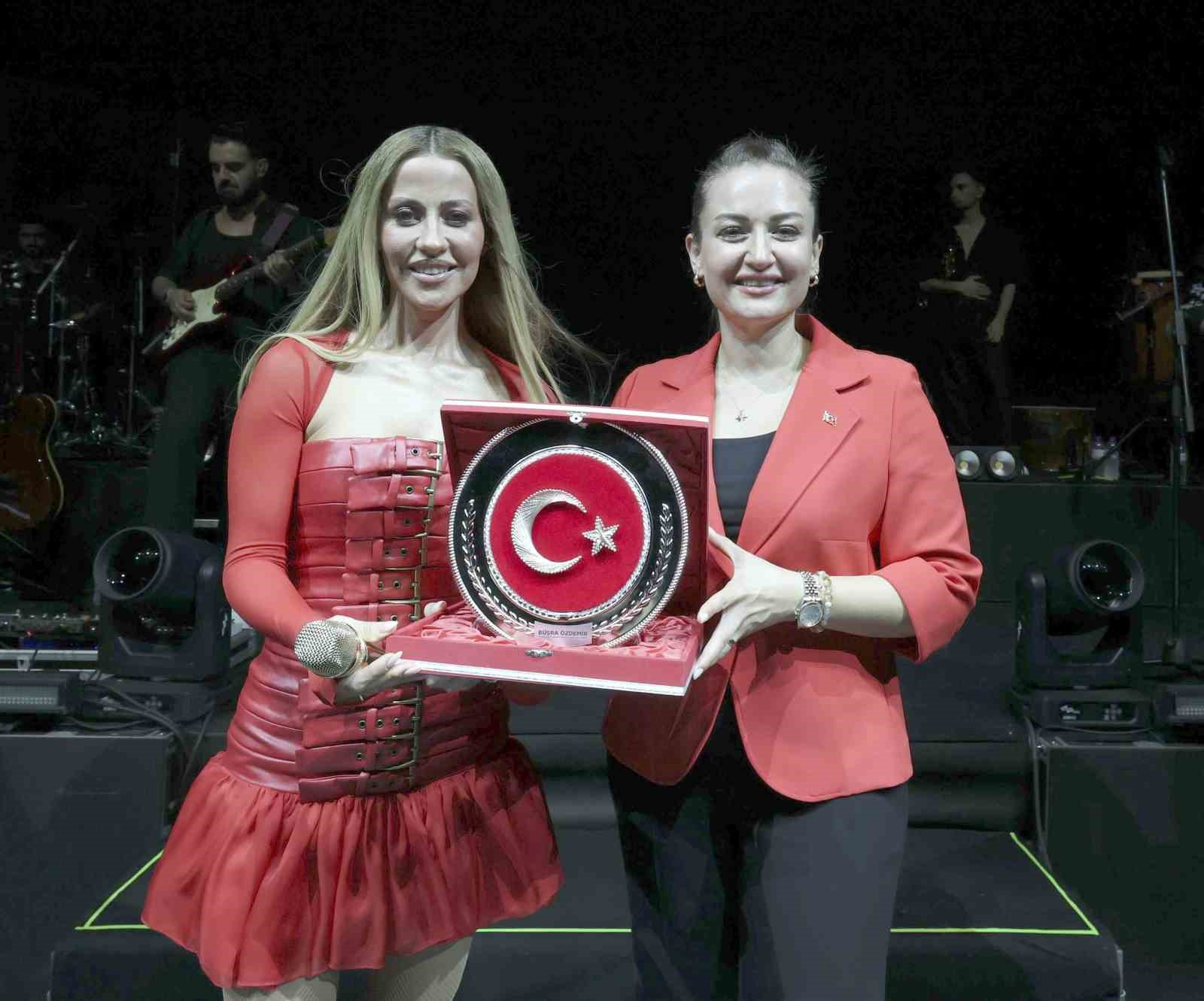 Antalyalılar 30 Ağustos’ta Derya Uluğ ile coştu
