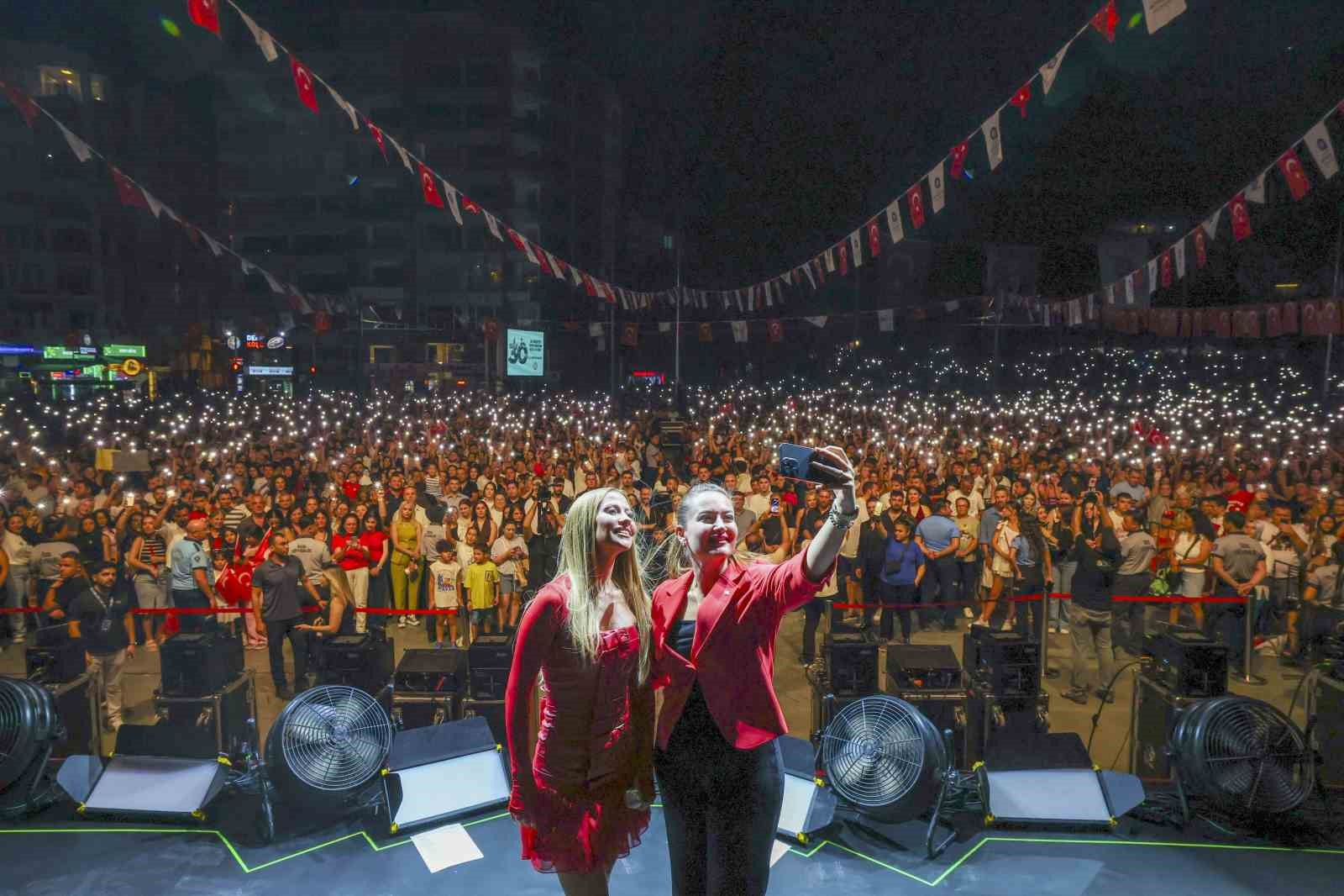 30 AĞUSTOS ZAFER BAYRAMI ANTALYA'DA BÜYÜK BİR COŞKUYLA KUTLANDI. BİNLERCE ANTALYALI CUMHURİYET MEYDANI'NDA ANTALYA BÜYÜKŞEHİR BELEDİYESİ TARAFINDAN DÜZENLENEN DERYA ULUĞ KONSERİ İLE COŞTU.