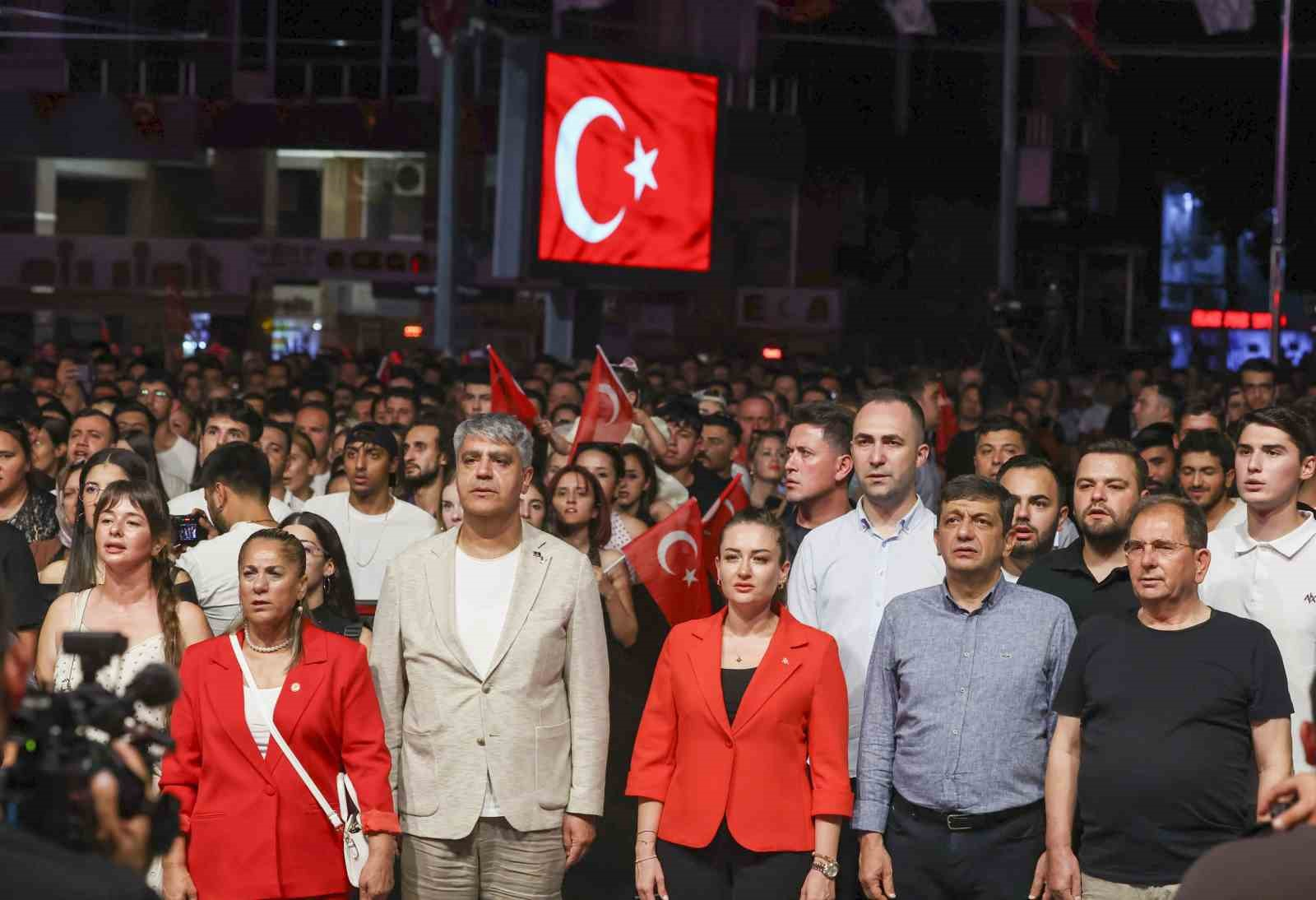 30 AĞUSTOS ZAFER BAYRAMI ANTALYA'DA BÜYÜK BİR COŞKUYLA KUTLANDI. BİNLERCE ANTALYALI CUMHURİYET MEYDANI'NDA ANTALYA BÜYÜKŞEHİR BELEDİYESİ TARAFINDAN DÜZENLENEN DERYA ULUĞ KONSERİ İLE COŞTU.