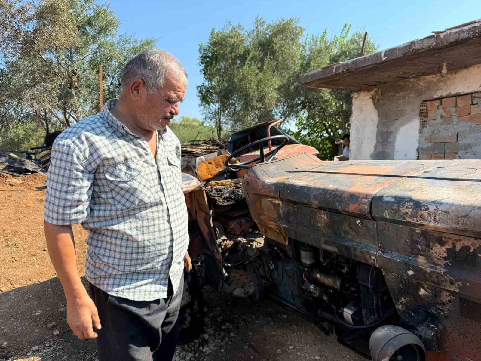 TRAKTÖRÜN SAHİBİ  MEHMET CANLI " 15 DK ÖNCE EVDEN AYRILMIŞTIK ARADILAR YANGIN VAR DEDİLER BİZ DE ANLAMADIK KAMERADAN GÖRDÜK" DEDİ.