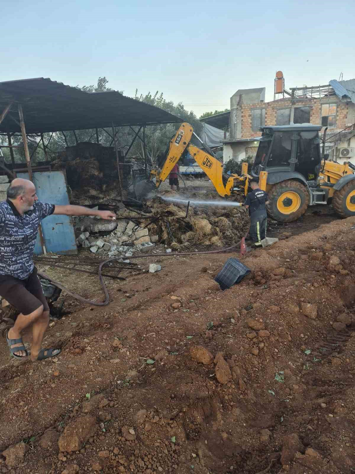 ANTALYA’NIN SERİK İLÇESİNDE ELEKTRİK AKSAMINDAKİ KISA DEVRE NEDENİYLE SÜRÜCÜSÜZ ŞEKİLDE ÇALIŞARAK HAREKET EDEN VE ALEV ALAN TRAKTÖR, MAHALLEDE FACİANIN EŞİĞİNDEN DÖNÜLMESİNE NEDEN OLDU.