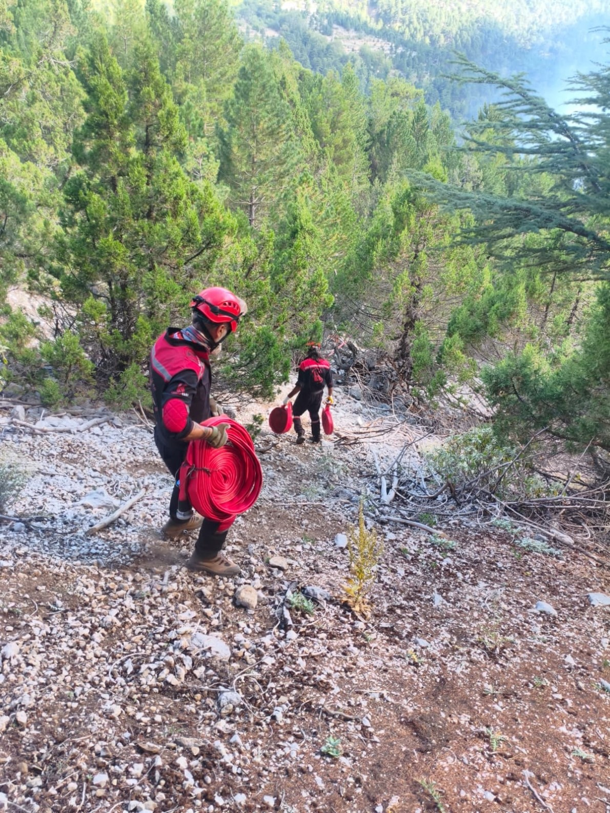 ANTALYA'NIN MANAVGAT İLÇESİNDE SARP VE DAĞLIK ARAZİDE ÇIKAN ORMAN YANGINININ ENERJİSİ HAVADAN VE KARADAN DEVAM EDEN MÜDAHALE SONUCU DÜŞÜRÜLÜRKEN EKİPLERİN YANGINI SÖNDÜRME ÇALIŞMALARI SÜRÜYOR.