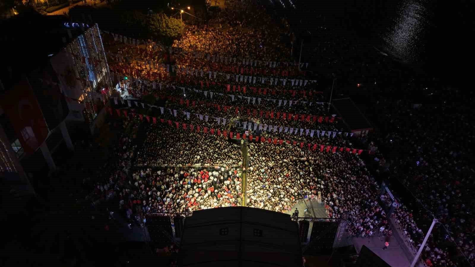 ALANYA’DA KUTLANAN 30 AĞUSTOS ZAFER BAYRAMI’NIN 104. YIL DÖNÜMÜ COŞKUSU, FENER ALAYI YÜRÜYÜŞÜ VE ÜNLÜ SANATÇI GÜLŞEN’İN SAHNE ALDIĞI MUHTEŞEM KONSERLE ZİRVEYE ULAŞTI.