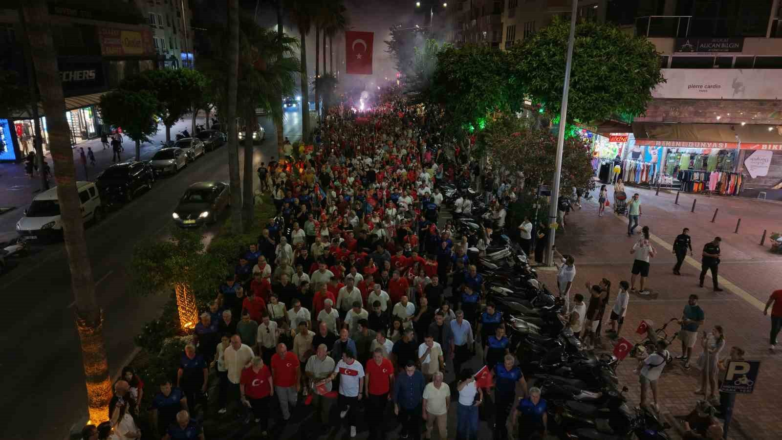 ALANYA’DA KUTLANAN 30 AĞUSTOS ZAFER BAYRAMI’NIN 104. YIL DÖNÜMÜ COŞKUSU, FENER ALAYI YÜRÜYÜŞÜ VE ÜNLÜ SANATÇI GÜLŞEN’İN SAHNE ALDIĞI MUHTEŞEM KONSERLE ZİRVEYE ULAŞTI.