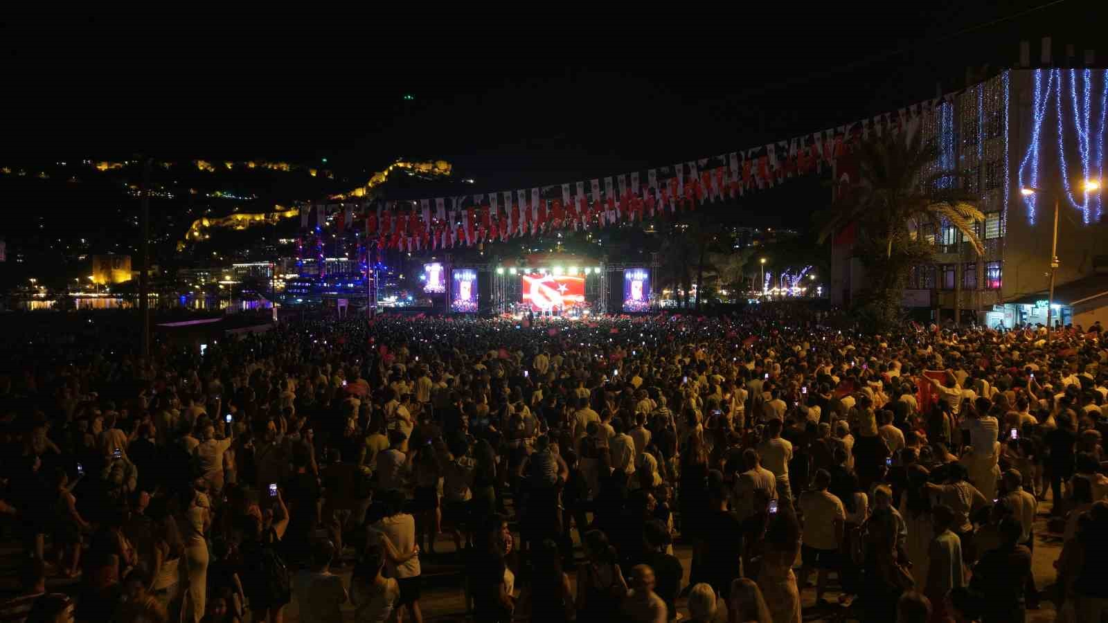 ALANYA’DA KUTLANAN 30 AĞUSTOS ZAFER BAYRAMI’NIN 104. YIL DÖNÜMÜ COŞKUSU, FENER ALAYI YÜRÜYÜŞÜ VE ÜNLÜ SANATÇI GÜLŞEN’İN SAHNE ALDIĞI MUHTEŞEM KONSERLE ZİRVEYE ULAŞTI.