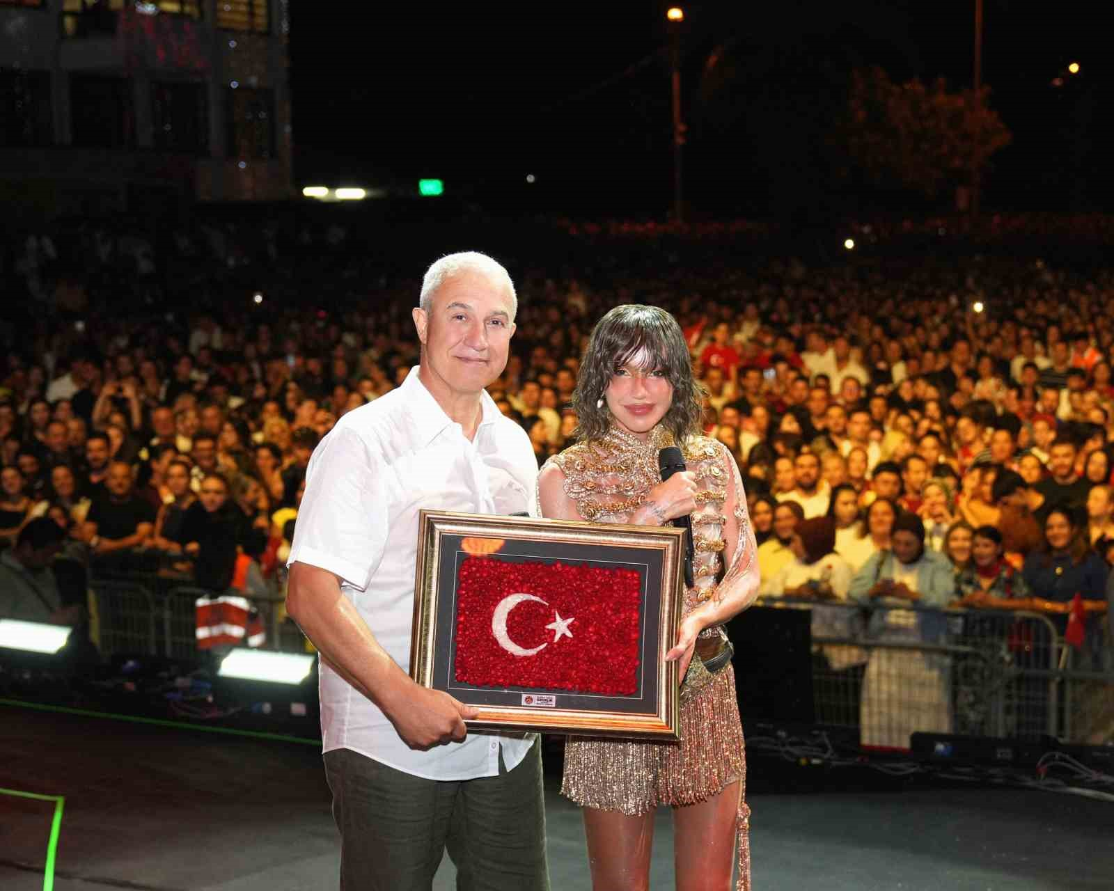 BELEDİYE BAŞKANI OSMAN TARIK ÖZÇELİK, SANATÇI GÜLŞEN'E TEŞEKKÜR EDEREK ÇİÇEK VE ALANYA'NIN GELENEKSEL EL SANATLARINDAN İPEK KOZASINDAN YAPILMIŞ TÜRK BAYRAĞI TABLOSU TAKDİM ETTİ.