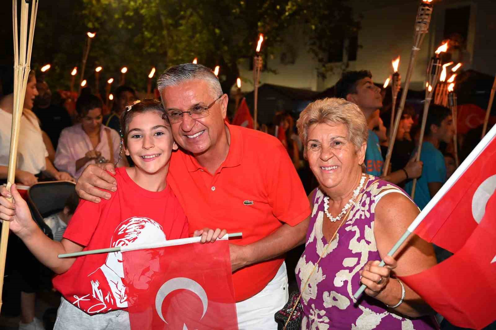 30 AĞUSTOS ZAFER BAYRAMI’NIN 104. YIL DÖNÜMÜ DOLAYISIYLA KEMER’DE YÜZLERCE VATANDAŞIN KATILIMIYLA DÜZENLENEN FENER ALAYI VE BAYRAK YÜRÜYÜŞÜNÜN ARDINDAN KEMER BELEDİYESİ CUMHURİYET ORKESTRASI KONSER VERDİ.