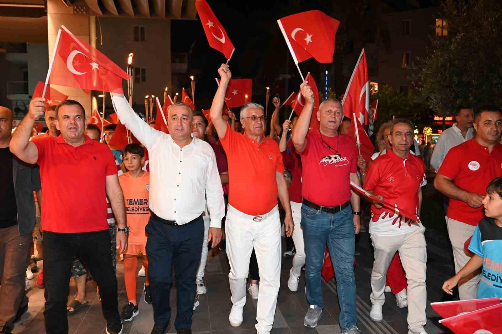 30 AĞUSTOS ZAFER BAYRAMI’NIN 104. YIL DÖNÜMÜ DOLAYISIYLA KEMER’DE YÜZLERCE VATANDAŞIN KATILIMIYLA DÜZENLENEN FENER ALAYI VE BAYRAK YÜRÜYÜŞÜNÜN ARDINDAN KEMER BELEDİYESİ CUMHURİYET ORKESTRASI KONSER VERDİ.