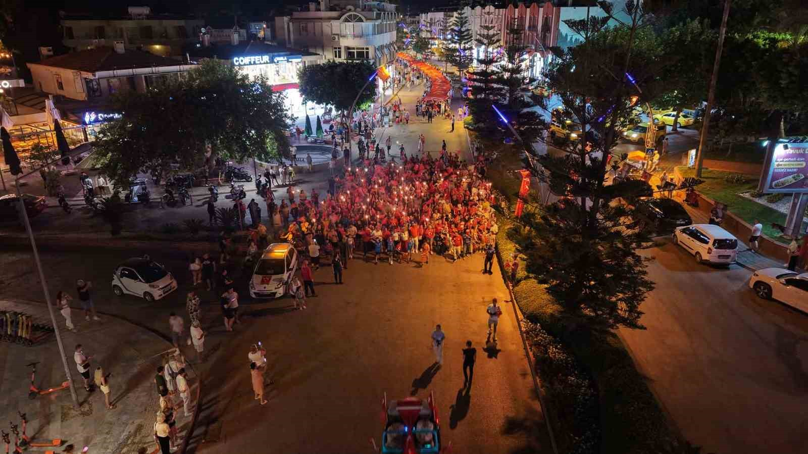 30 AĞUSTOS ZAFER BAYRAMI’NIN 104. YIL DÖNÜMÜ DOLAYISIYLA KEMER’DE YÜZLERCE VATANDAŞIN KATILIMIYLA DÜZENLENEN FENER ALAYI VE BAYRAK YÜRÜYÜŞÜNÜN ARDINDAN KEMER BELEDİYESİ CUMHURİYET ORKESTRASI KONSER VERDİ.