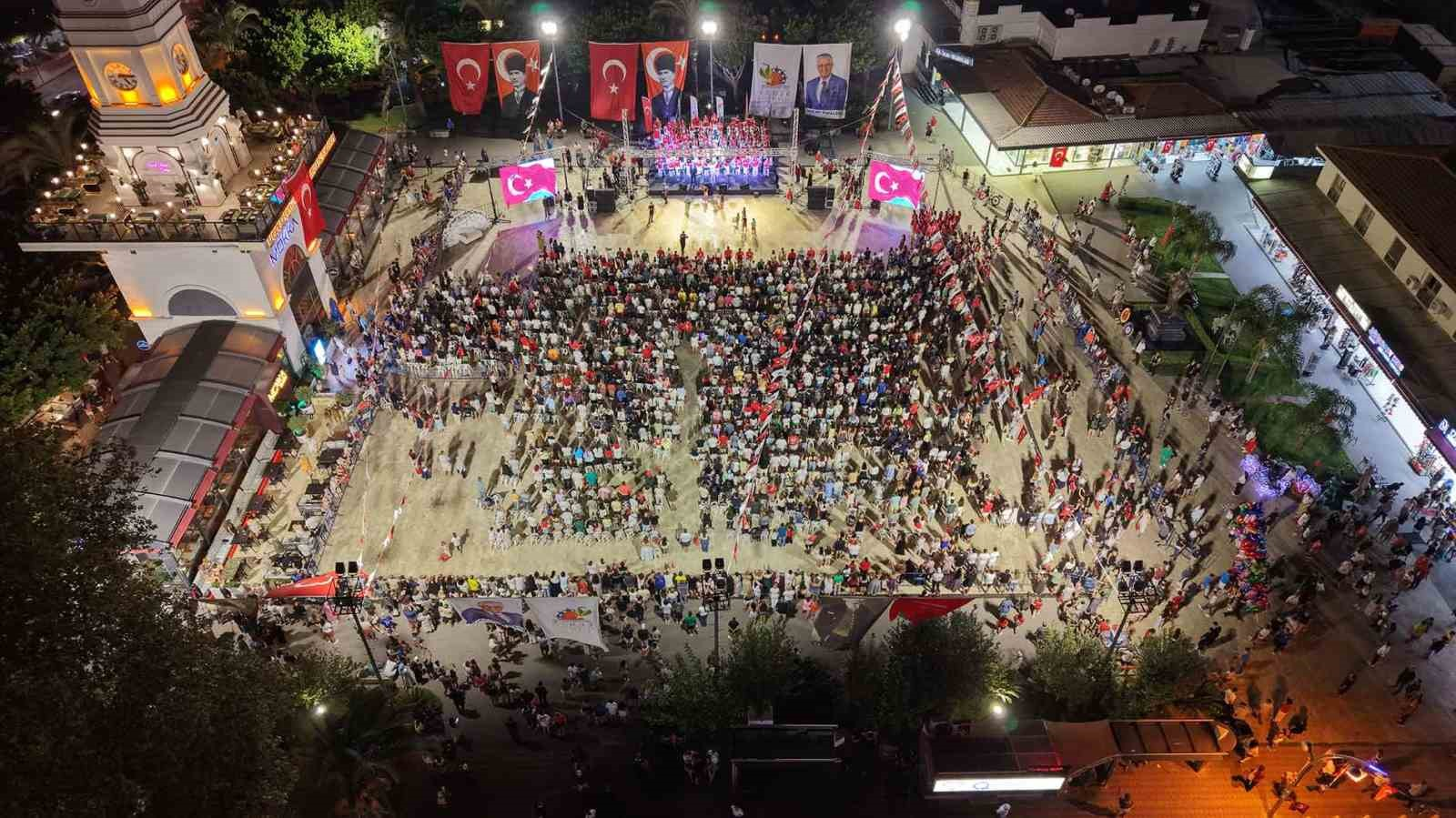 30 AĞUSTOS ZAFER BAYRAMI’NIN 104. YIL DÖNÜMÜ DOLAYISIYLA KEMER’DE YÜZLERCE VATANDAŞIN KATILIMIYLA DÜZENLENEN FENER ALAYI VE BAYRAK YÜRÜYÜŞÜNÜN ARDINDAN KEMER BELEDİYESİ CUMHURİYET ORKESTRASI KONSER VERDİ.