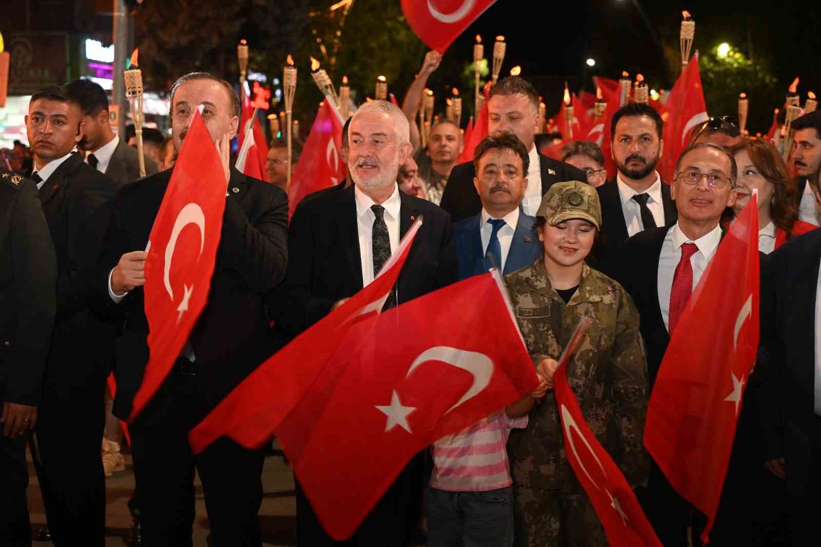 Isparta’da 30 Ağustos coşkusu fener alayı ve Kubat konseriyle yaşandı
