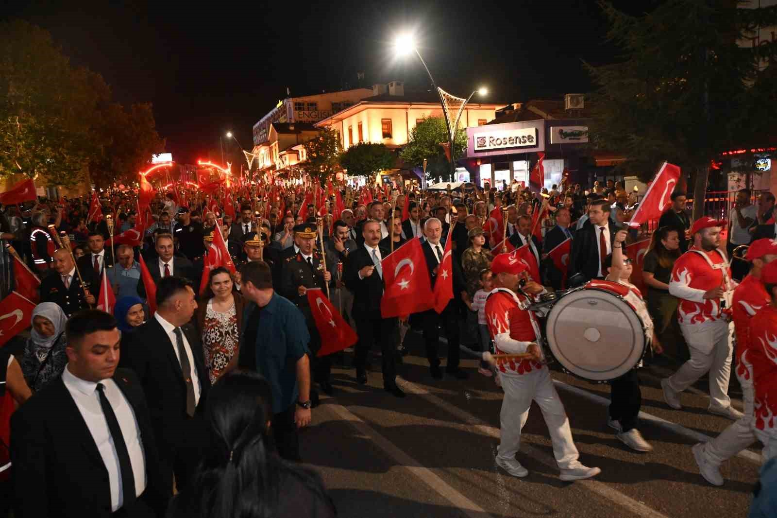 ISPARTA’DA 30 AĞUSTOS COŞKUSU FENER ALAYI VE KUBAT KONSERİYLE YAŞANDI