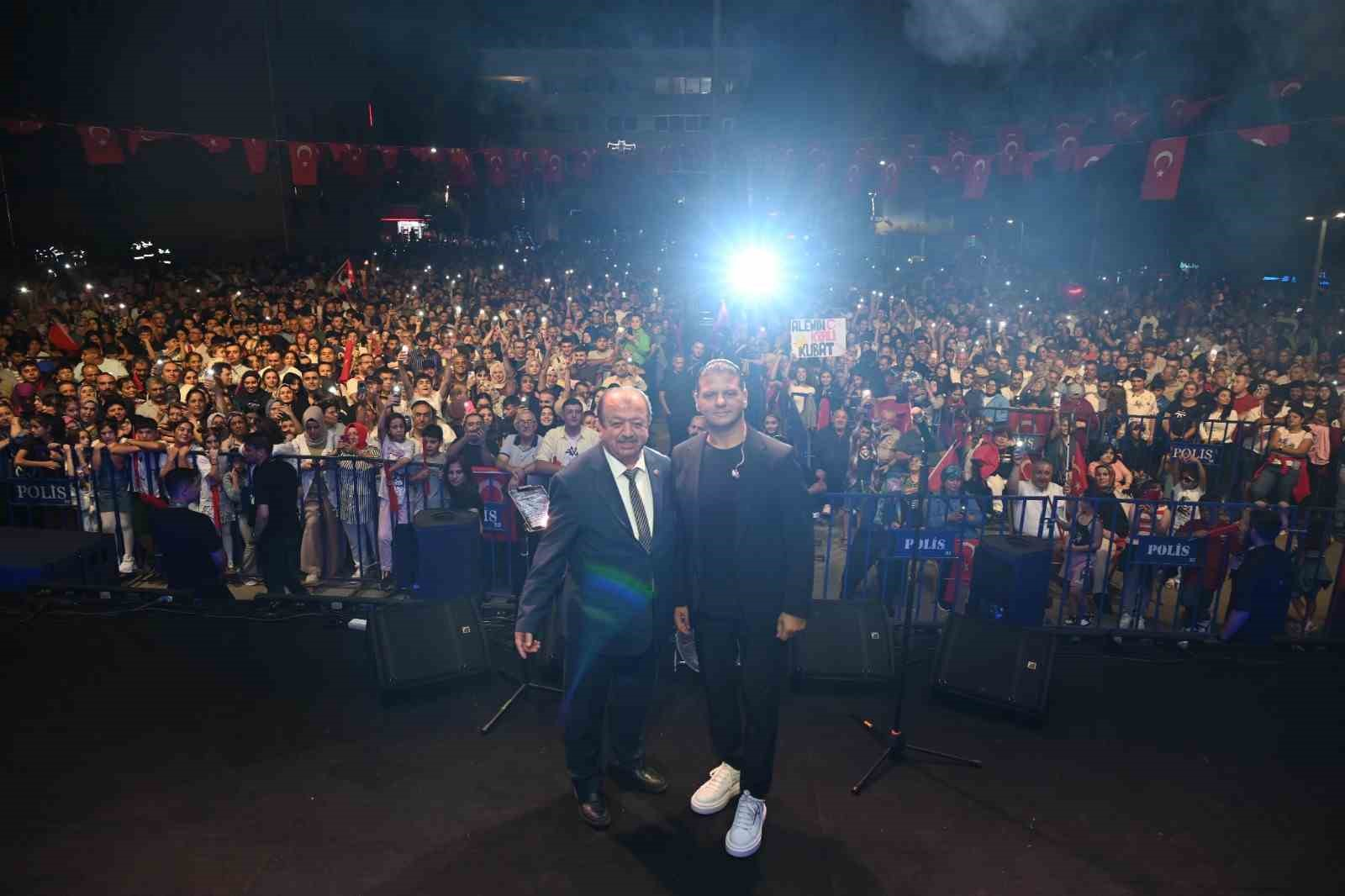 ISPARTA’DA 30 AĞUSTOS COŞKUSU FENER ALAYI VE KUBAT KONSERİYLE YAŞANDI