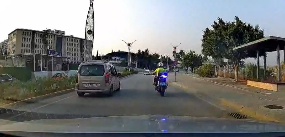 ÇOCUĞUNU OTOMOBİLİYLE HASTANEYE GÖTÜRMEYE ÇALIŞAN BABA HAKAN ŞİMŞEK, YOĞUN TRAFİK NEDENİYLE İLERLEYEMEYİNCE POLİS EKİPLERİ AİLEYE ESKORTLUK YAPARAK YOLU AÇTI.