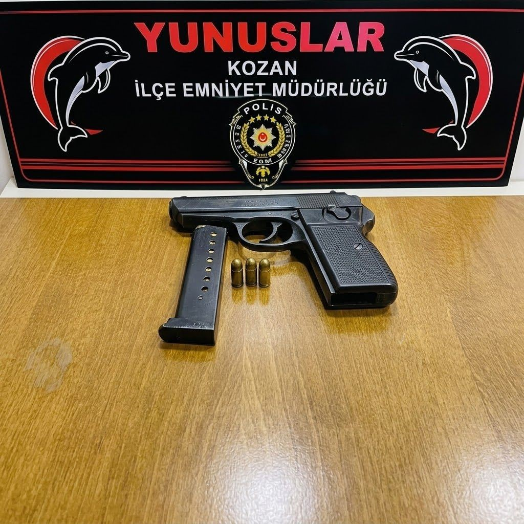 ADANA’NIN KOZAN İLÇESİNDE POLİS EKİPLERİNCE GERÇEKLEŞTİRİLEN BİR HAFTALIK DENETİM VE ÇALIŞMALARDA 4 RUHSATSIZ TABANCA İLE 2 RUHSATSIZ AV TÜFEĞİ ELE GEÇİRİLİRKEN, ÇEŞİTLİ SUÇLARDAN ARANAN 6 ŞÜPHELİ TUTUKLANDI. KOZAN İLÇE EMNİYET MÜDÜRLÜĞÜ EKİPLERİNCE İLÇE GENELİNDE GERÇEKLEŞTİRİLEN HAFTALIK "KOZAN’A GÜVEN" UYGULAMALARI KAPSAMINDA 101 NOKTADA ŞOK UYGULAMA GERÇEKLEŞTİRİLDİ.