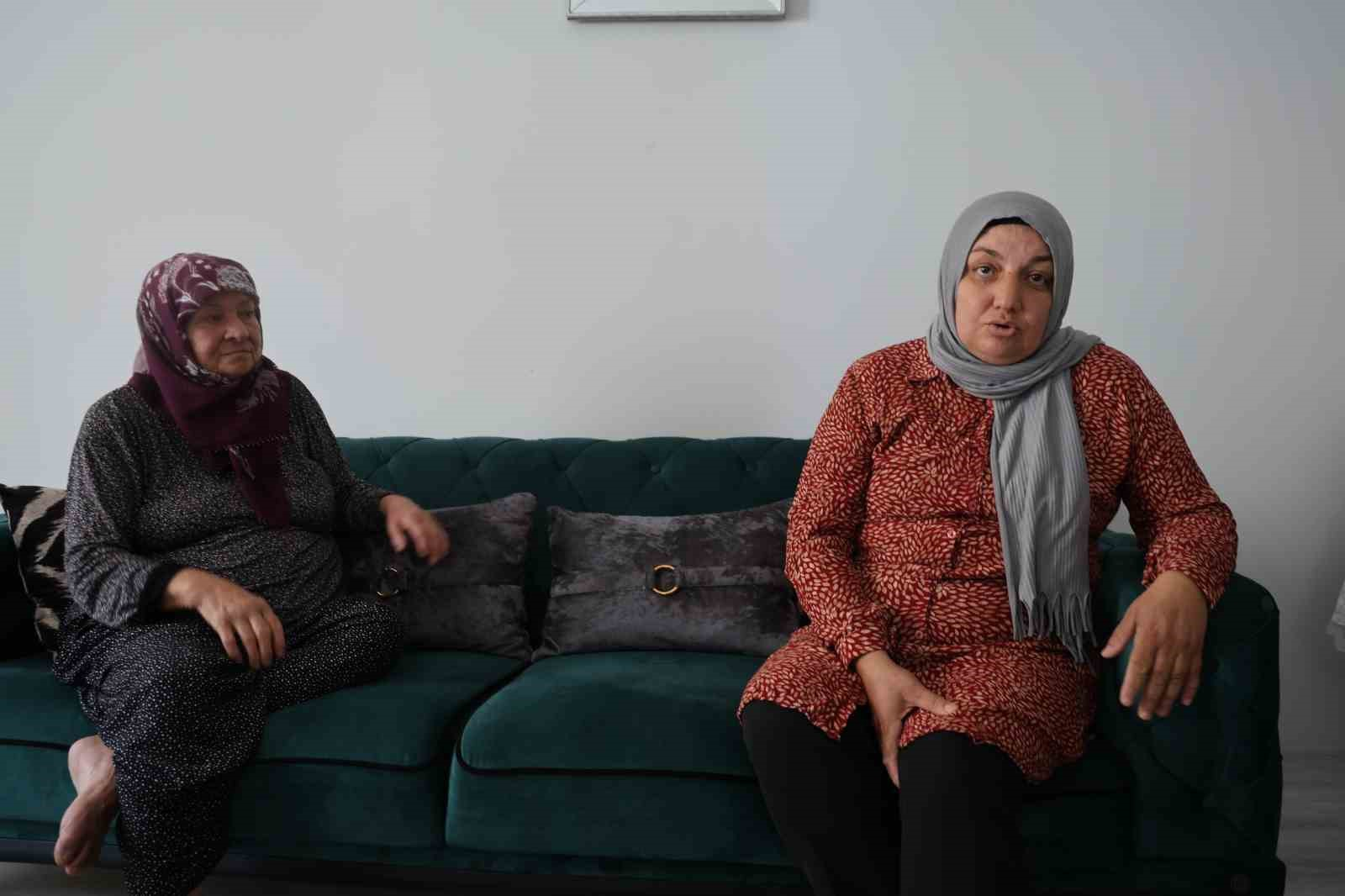 ANNSE SELCAN SÖNMEZ  VE ANNEANNE MÜŞERREF ASLAN KIZLARININ EVLERİNE DÖNMESİNİ BEKLİYOR