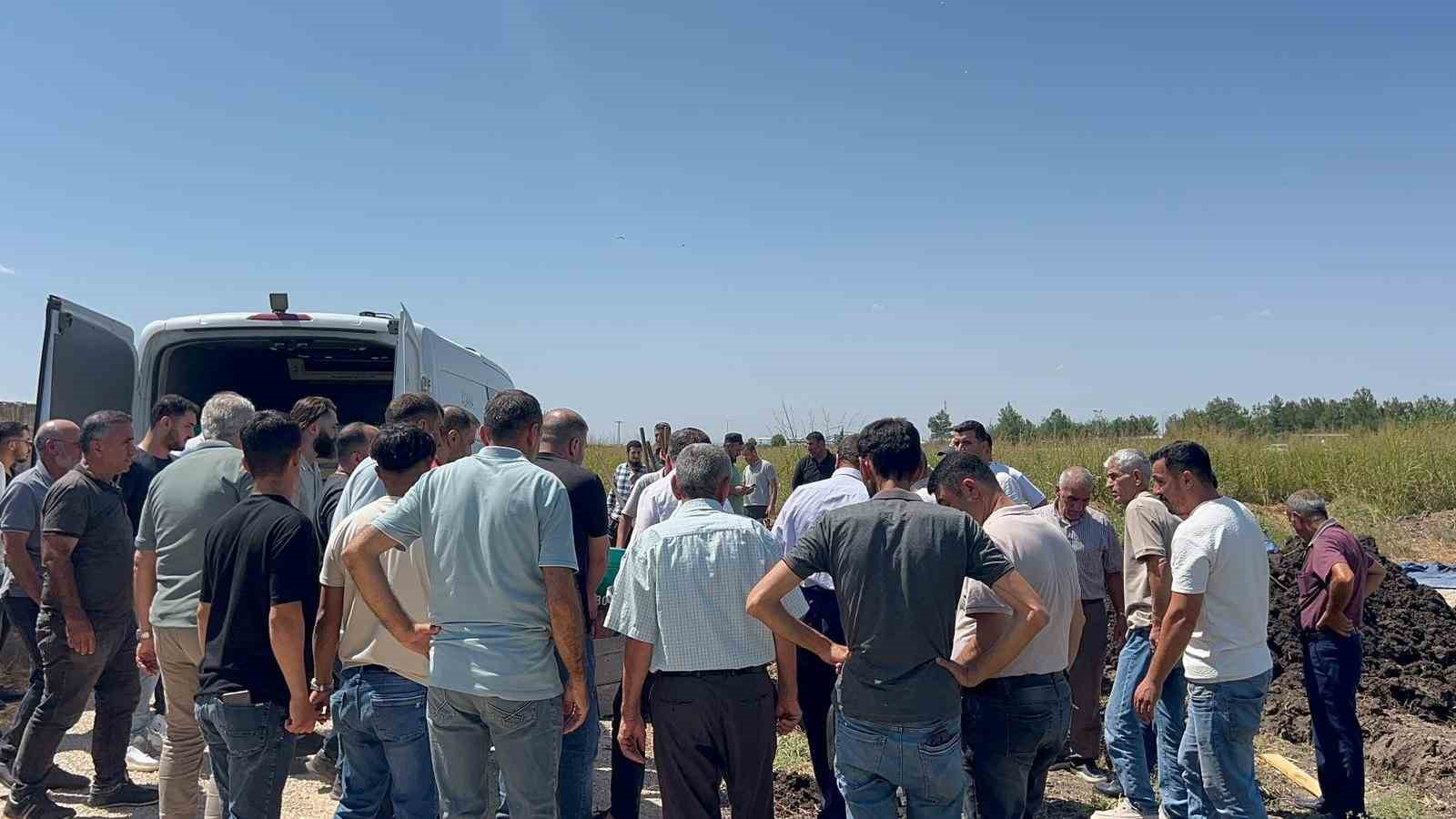 ADANA'DA BOŞANMA AŞAMASINDAKİ KOCASI TARAFINDAN SİLAHLA VURULARAK ÖLDÜRÜLEN GENÇ KADININ CENAZESİ CEYHAN'DA TOPRAĞA VERİLDİ.