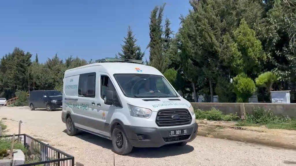 ADANA'DA BOŞANMA AŞAMASINDAKİ KOCASI TARAFINDAN SİLAHLA VURULARAK ÖLDÜRÜLEN GENÇ KADININ CENAZESİ CEYHAN'DA TOPRAĞA VERİLDİ.