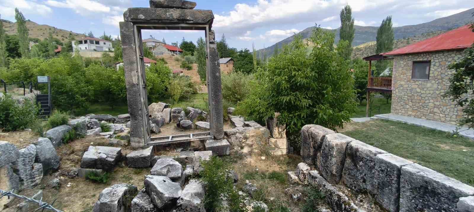 ADANA'NIN TUFANBEYLİ İLÇESİNDEKİ ŞAR ÖREN YERİ, HİTİT, ROMA VE BİZANS DÖNEMLERİNDEN GÜNÜMÜZE ULAŞAN TARİHİ KALINTILARIYLA DİKKAT ÇEKİYOR. TARİHİ YAPILARI VE DOĞAL GÜZELLİKLERİYLE ÖNE ÇIKAN BÖLGE, ZİYARETÇİLERİNE BİNLERCE YILLIK GEÇMİŞİ YAKINDAN GÖRME İMKANI SUNUYOR.