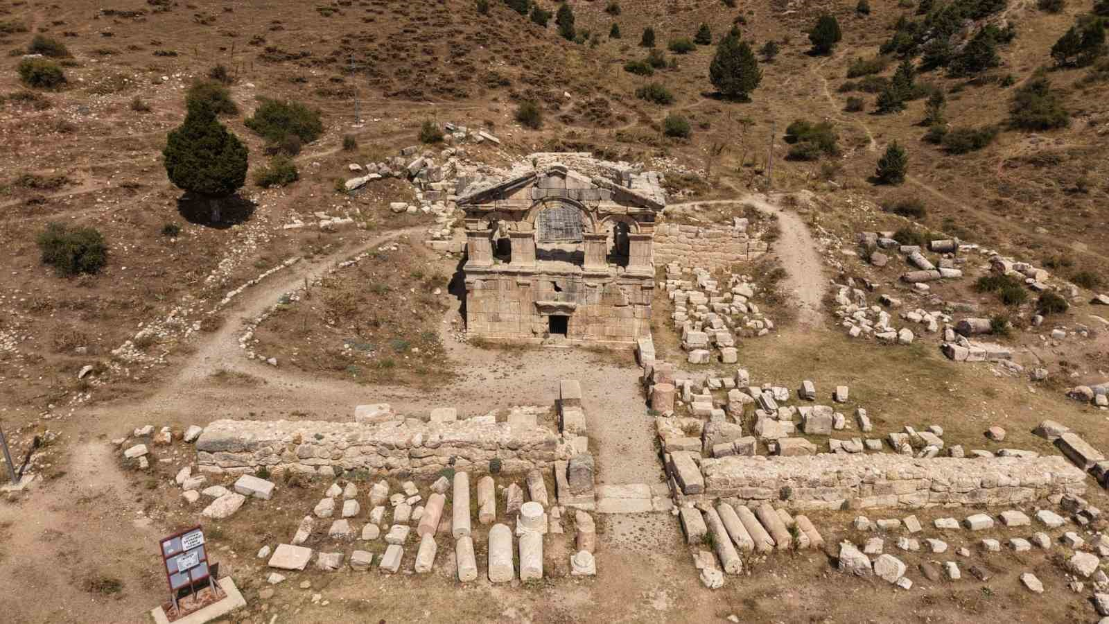 ADANA'NIN TUFANBEYLİ İLÇESİNDEKİ ŞAR ÖREN YERİ, HİTİT, ROMA VE BİZANS DÖNEMLERİNDEN GÜNÜMÜZE ULAŞAN TARİHİ KALINTILARIYLA DİKKAT ÇEKİYOR. TARİHİ YAPILARI VE DOĞAL GÜZELLİKLERİYLE ÖNE ÇIKAN BÖLGE, ZİYARETÇİLERİNE BİNLERCE YILLIK GEÇMİŞİ YAKINDAN GÖRME İMKANI SUNUYOR.