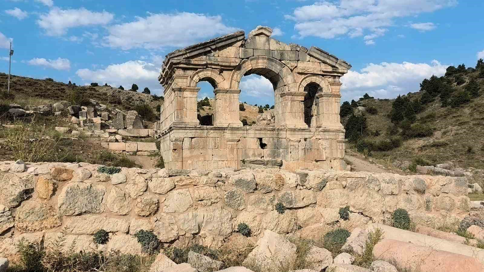 ADANA'NIN TUFANBEYLİ İLÇESİNDEKİ ŞAR ÖREN YERİ, HİTİT, ROMA VE BİZANS DÖNEMLERİNDEN GÜNÜMÜZE ULAŞAN TARİHİ KALINTILARIYLA DİKKAT ÇEKİYOR. TARİHİ YAPILARI VE DOĞAL GÜZELLİKLERİYLE ÖNE ÇIKAN BÖLGE, ZİYARETÇİLERİNE BİNLERCE YILLIK GEÇMİŞİ YAKINDAN GÖRME İMKANI SUNUYOR.