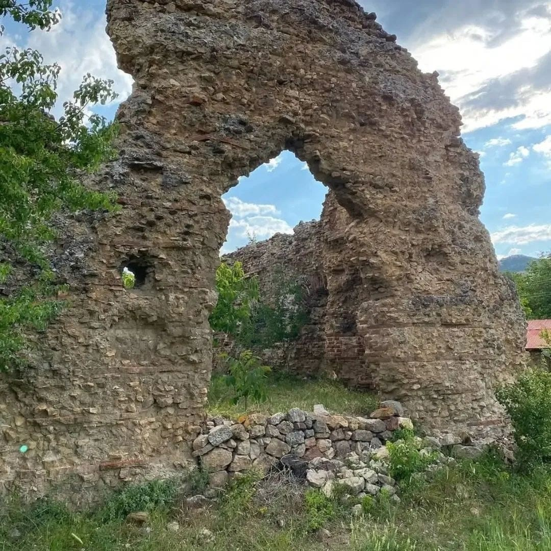 ADANA'NIN TUFANBEYLİ İLÇESİNDEKİ ŞAR ÖREN YERİ, HİTİT, ROMA VE BİZANS DÖNEMLERİNDEN GÜNÜMÜZE ULAŞAN TARİHİ KALINTILARIYLA DİKKAT ÇEKİYOR. TARİHİ YAPILARI VE DOĞAL GÜZELLİKLERİYLE ÖNE ÇIKAN BÖLGE, ZİYARETÇİLERİNE BİNLERCE YILLIK GEÇMİŞİ YAKINDAN GÖRME İMKANI SUNUYOR.