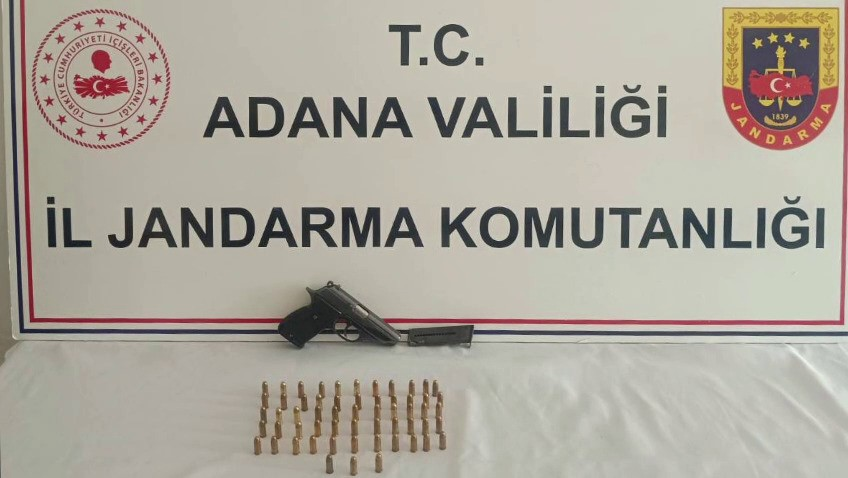 ADANA’NIN CEYHAN İLÇESİNDE JANDARMA EKİPLERİNCE DÜZENLENEN OPERASYONLARDA, 4 RUHSATSIZ TABANCA VE 1 RUHSATSIZ AV TÜFEĞİ ELE GEÇİRİLİRKEN OLAYLA İLGİLİ 4 ŞÜPHELİ YAKALANDI.