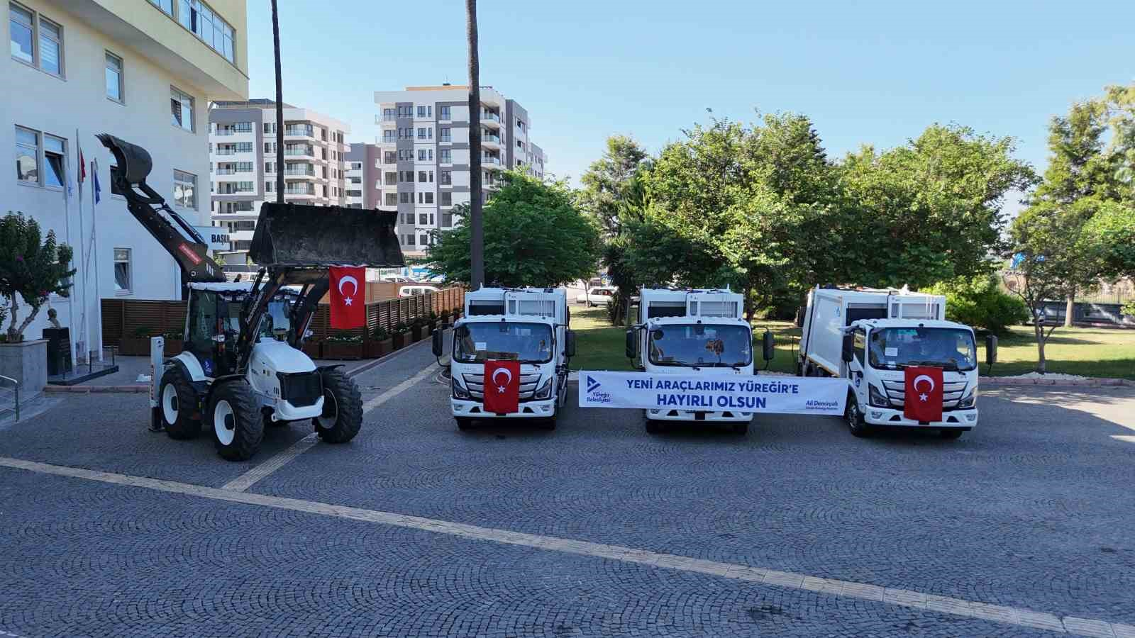 YÜREĞİR BELEDİYESİ, TEMİZLİK VE SAHA HİZMETLERİNDE KULLANILMAK ÜZERE 3 SIKIŞTIRMALI ÇÖP KAMYONU VE 1 KAZICI YÜKLEYİCİYİ HİZMET FİLOSUNA DAHİL ETTİ.