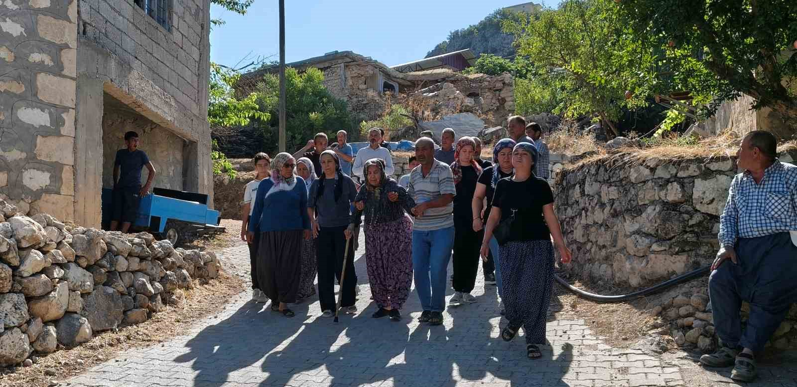 KUZEY KIBRIS TÜRK CUMHURİYETİ’NİN (KKTC) GİRNE KENTİ AÇIKLARINDA MEYDANA GELEN FERİBOT FACİASINDA HAYATINI KAYBEDEN HÜSEYİN ÖZDEMİR’İN CENAZESİ, MEMLEKETİ MERSİN'İN SİLİFKE İLÇESİNE BAĞLI NURU MAHALLESİ'NDE TOPAĞA VERİLDİ.