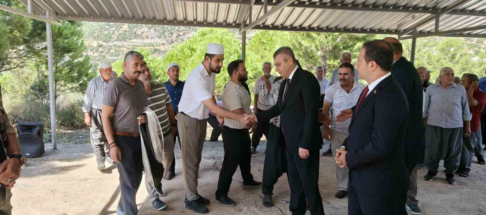KUZEY KIBRIS TÜRK CUMHURİYETİ’NİN (KKTC) GİRNE KENTİ AÇIKLARINDA MEYDANA GELEN FERİBOT FACİASINDA HAYATINI KAYBEDEN HÜSEYİN ÖZDEMİR’İN CENAZESİ, MEMLEKETİ MERSİN'İN SİLİFKE İLÇESİNE BAĞLI NURU MAHALLESİ'NDE TOPAĞA VERİLDİ.