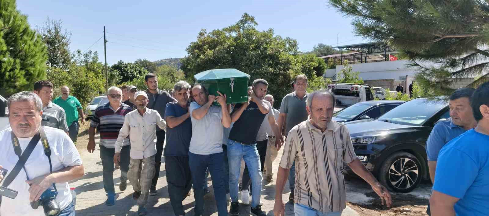KUZEY KIBRIS TÜRK CUMHURİYETİ’NİN (KKTC) GİRNE KENTİ AÇIKLARINDA MEYDANA GELEN FERİBOT FACİASINDA HAYATINI KAYBEDEN HÜSEYİN ÖZDEMİR’İN CENAZESİ, MEMLEKETİ MERSİN'İN SİLİFKE İLÇESİNE BAĞLI NURU MAHALLESİ'NDE TOPAĞA VERİLDİ.
